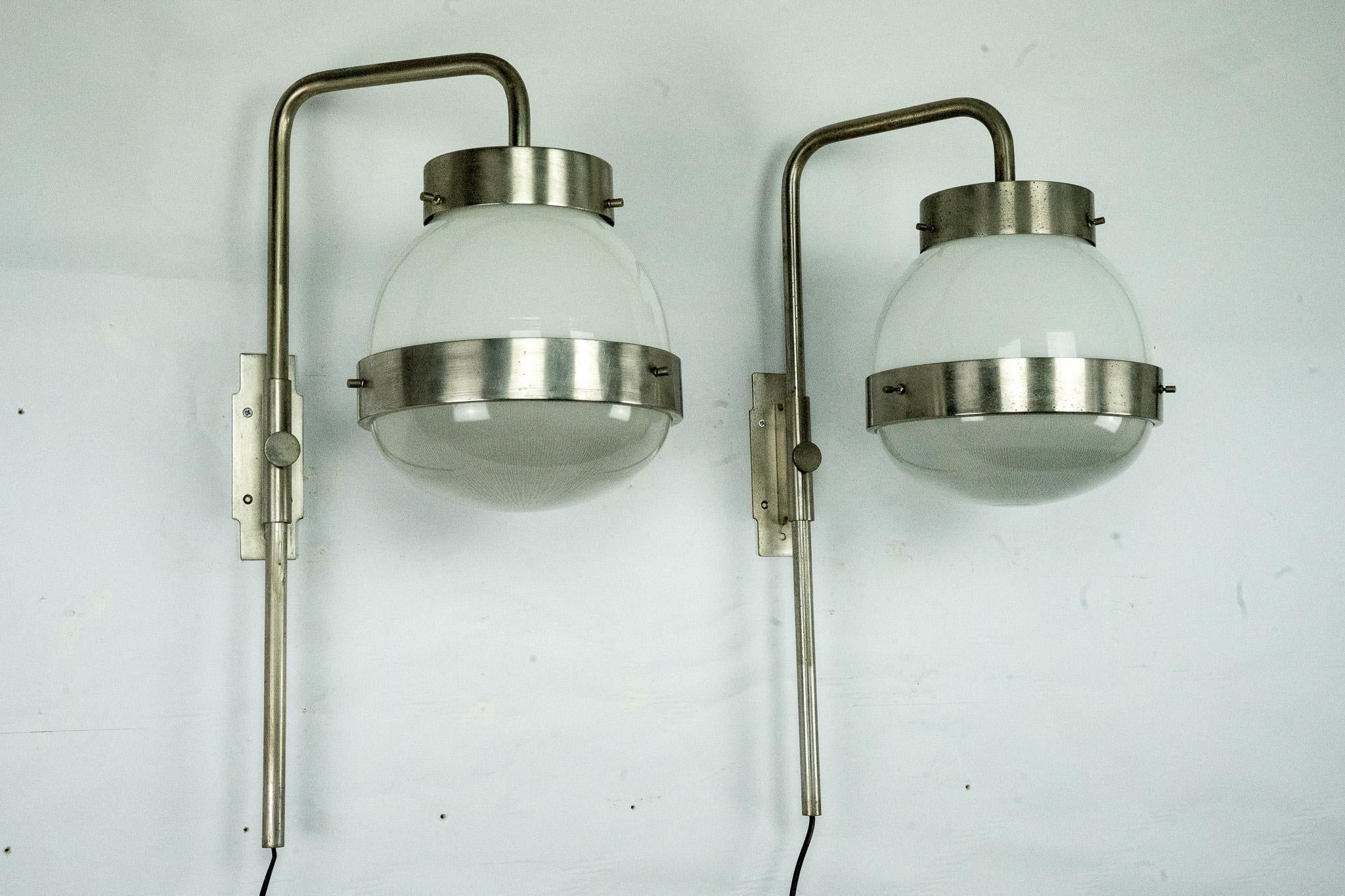 Pareja de apliques Delta de Sergio Mazza para Artemide. Italia Años 60 Latón en venta