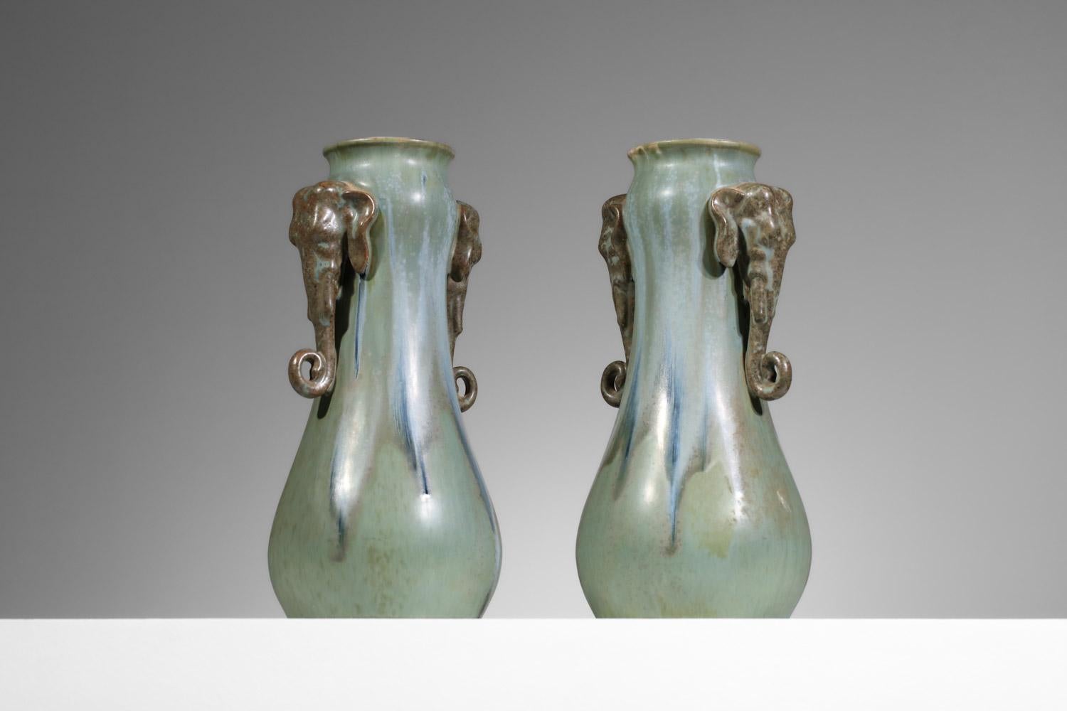Pareja de grandes jarrones art déco de los años 20, obra de Denert et Balichon para la fábrica Denbac. Jarrones de cerámica esmaltada verde con reflejos azules, asas de elefante marrón. Un par de cerámicas muy originales y decorativas. Muy buen