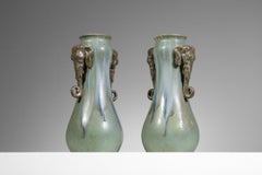 par de jarrones de cerámica Dembac decorados con elefantes tallados