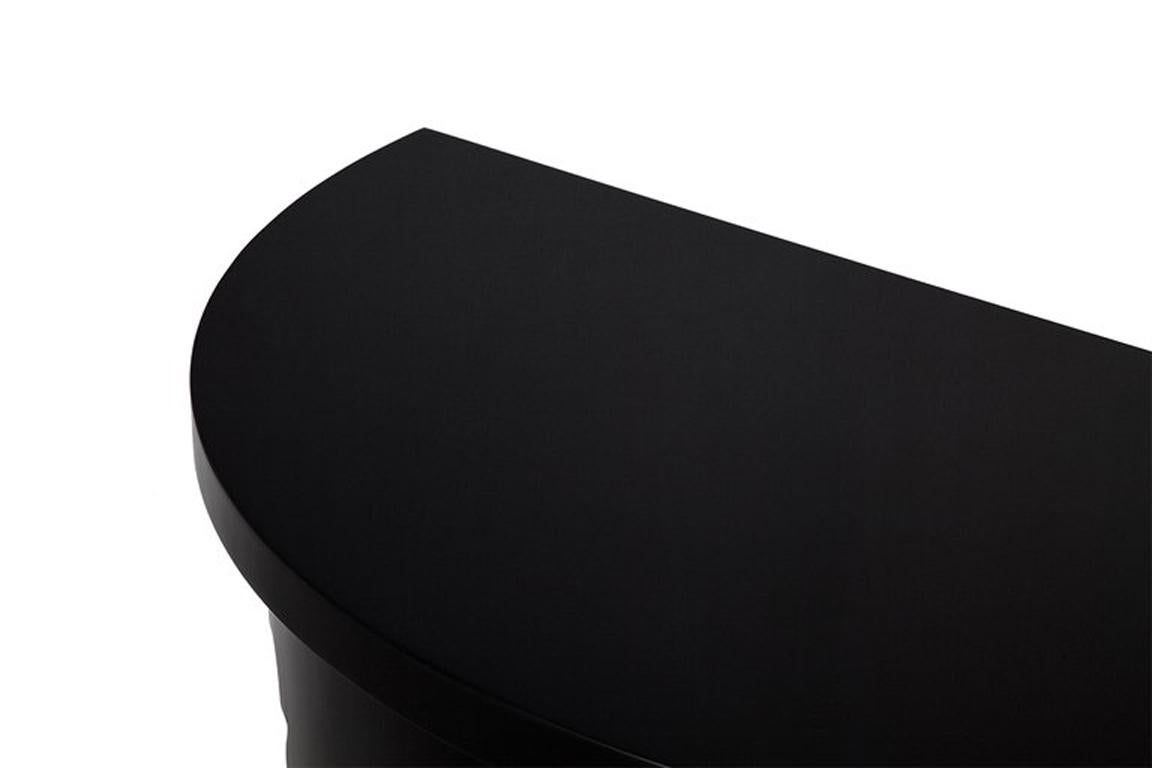 Zwei Demilune-Konsolentische mit halbmondförmigem Klavier in schwarzem Lack (amerikanisch) im Angebot