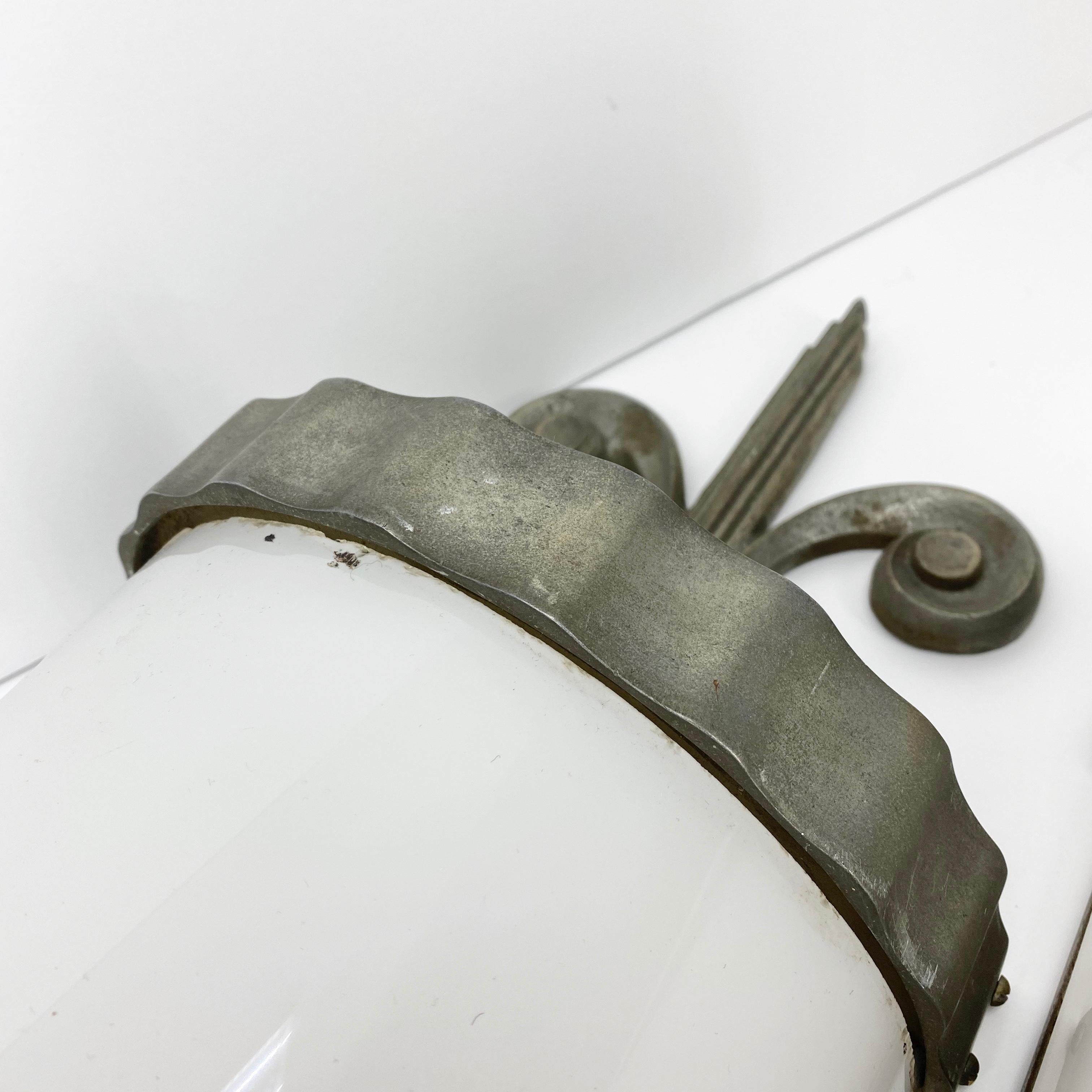 Coppia di applique Demilune in vetro opalino bianco Art Déco in vendita 5