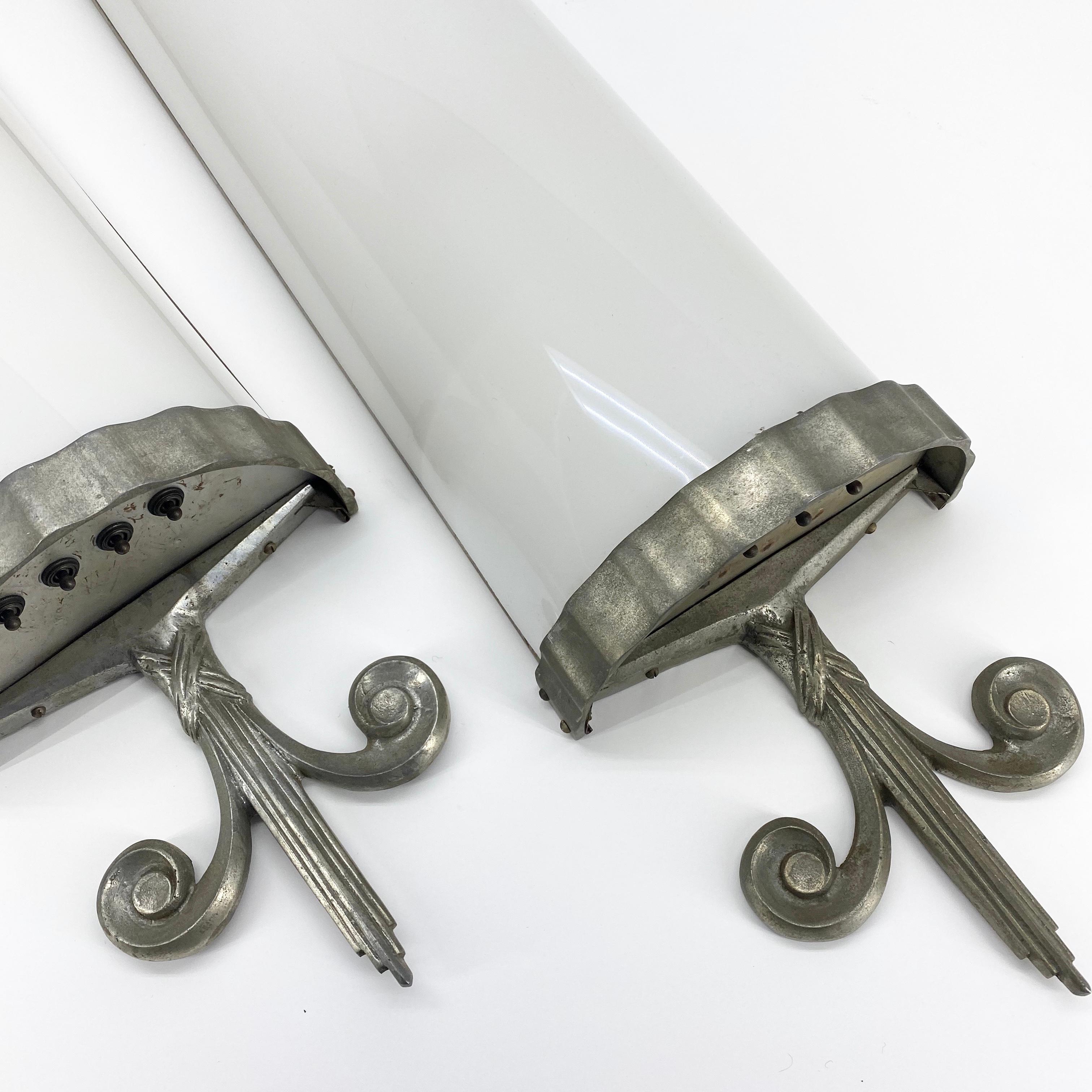 Art-déco-Wandleuchter aus weißem Demilune-Opalglas, Paar (Metall) im Angebot