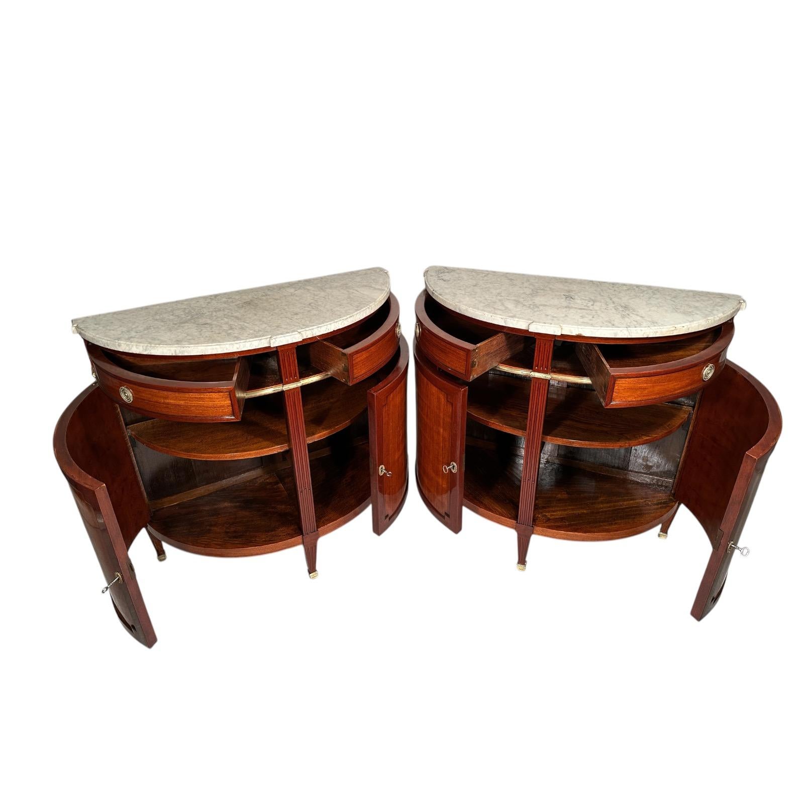 Impiallacciato Pair of Demilune Cabinets, France 1800 in vendita