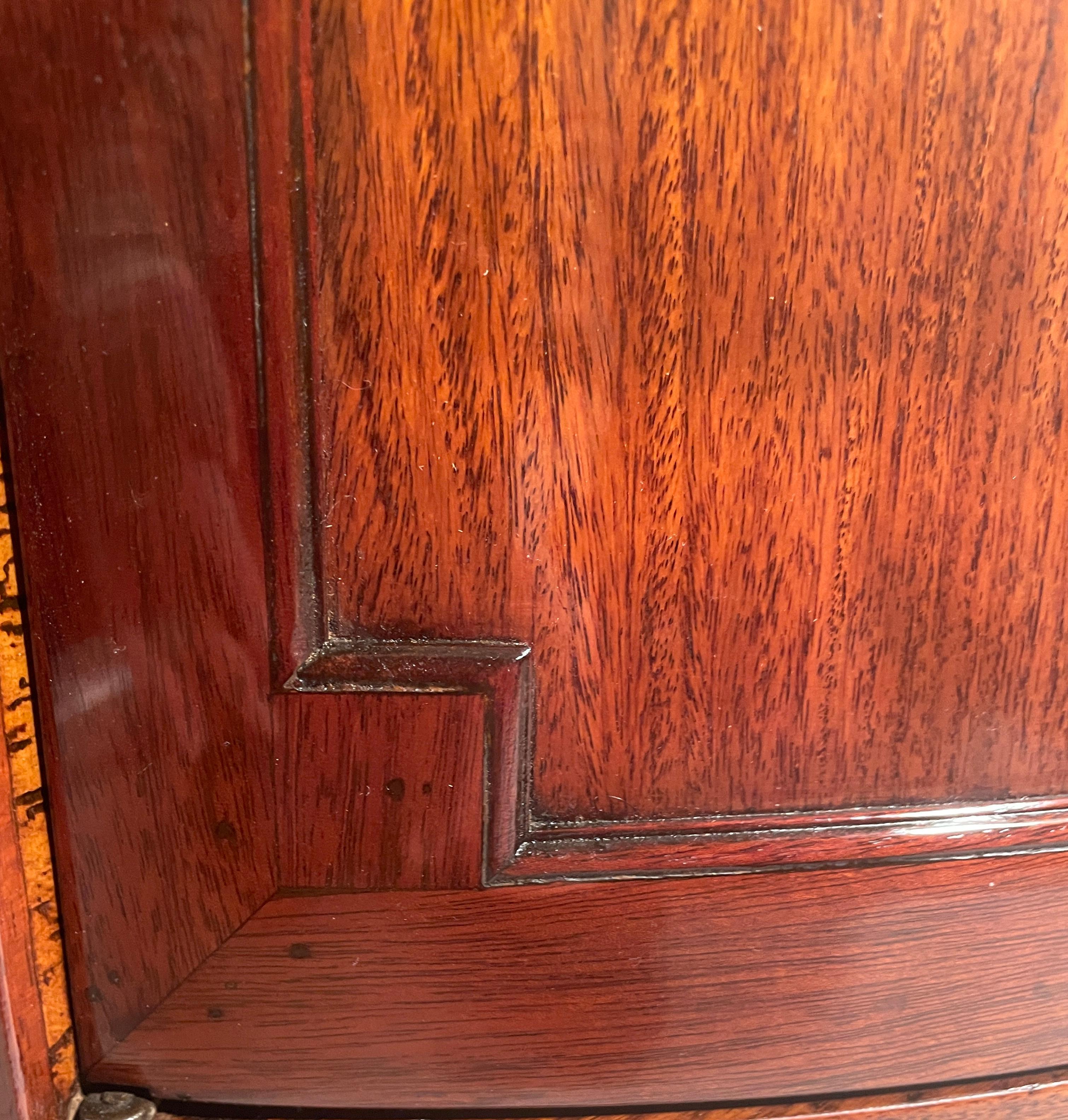 Inizio XIX secolo Pair of Demilune Cabinets, France 1800 in vendita