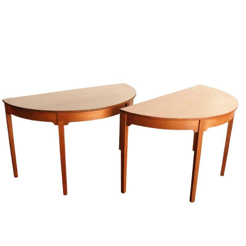 Coppia di consolle demilune in mogano in stile Hepplewhite con grembiule curvo e gambe diritte e affusolate.