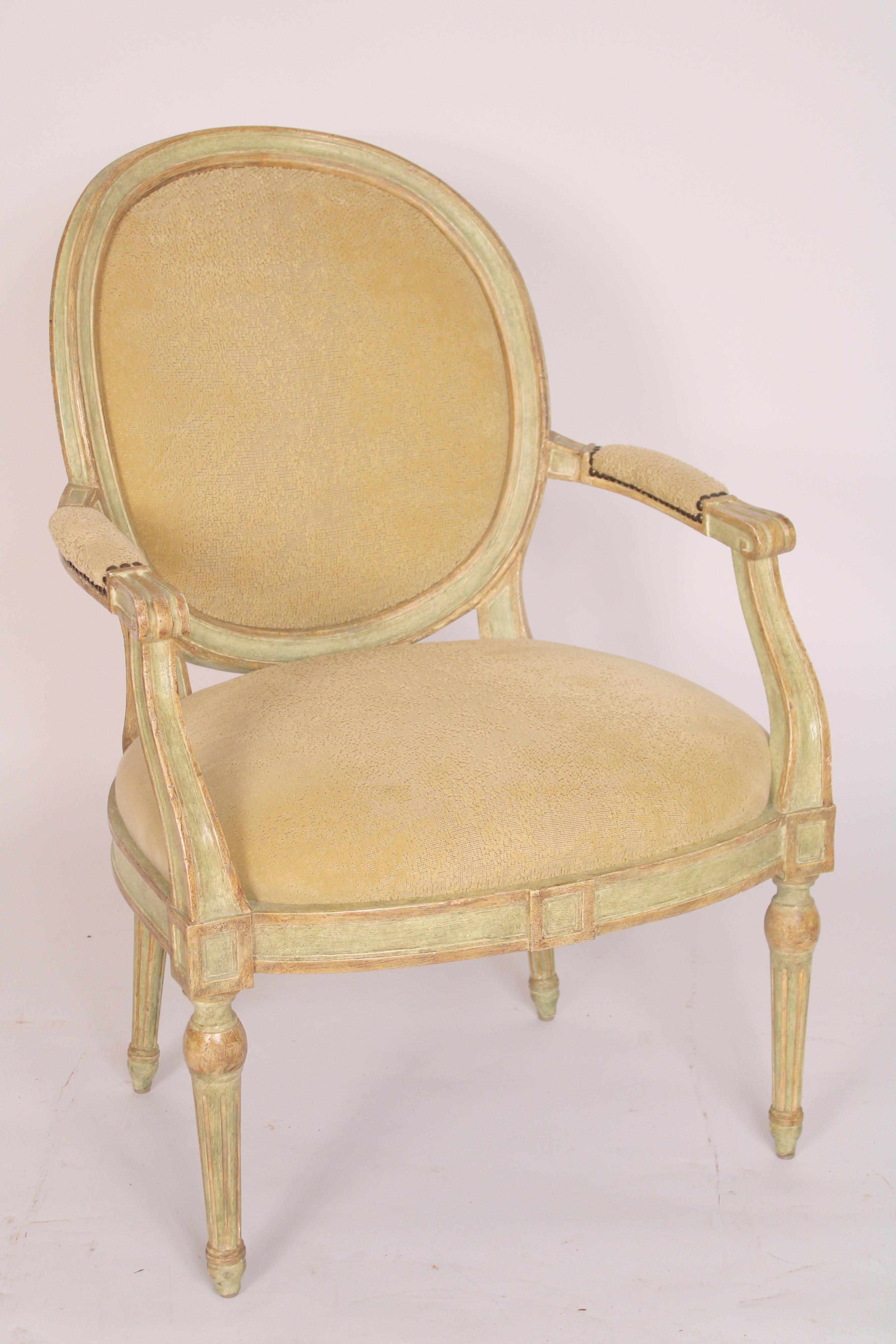 Ein Paar bemalte Sessel im neoklassischen Stil von Dennis und Leen (Louis XVI.) im Angebot