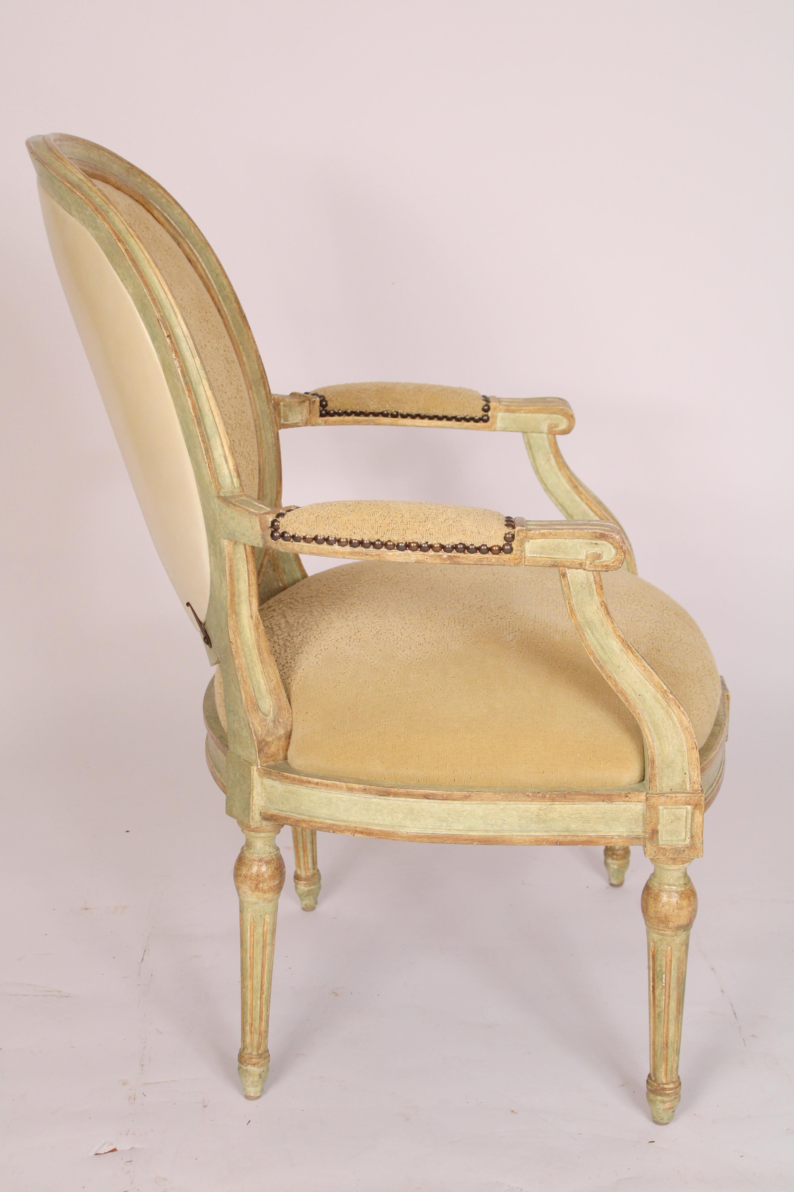 Ein Paar bemalte Sessel im neoklassischen Stil von Dennis und Leen (Unbekannt) im Angebot