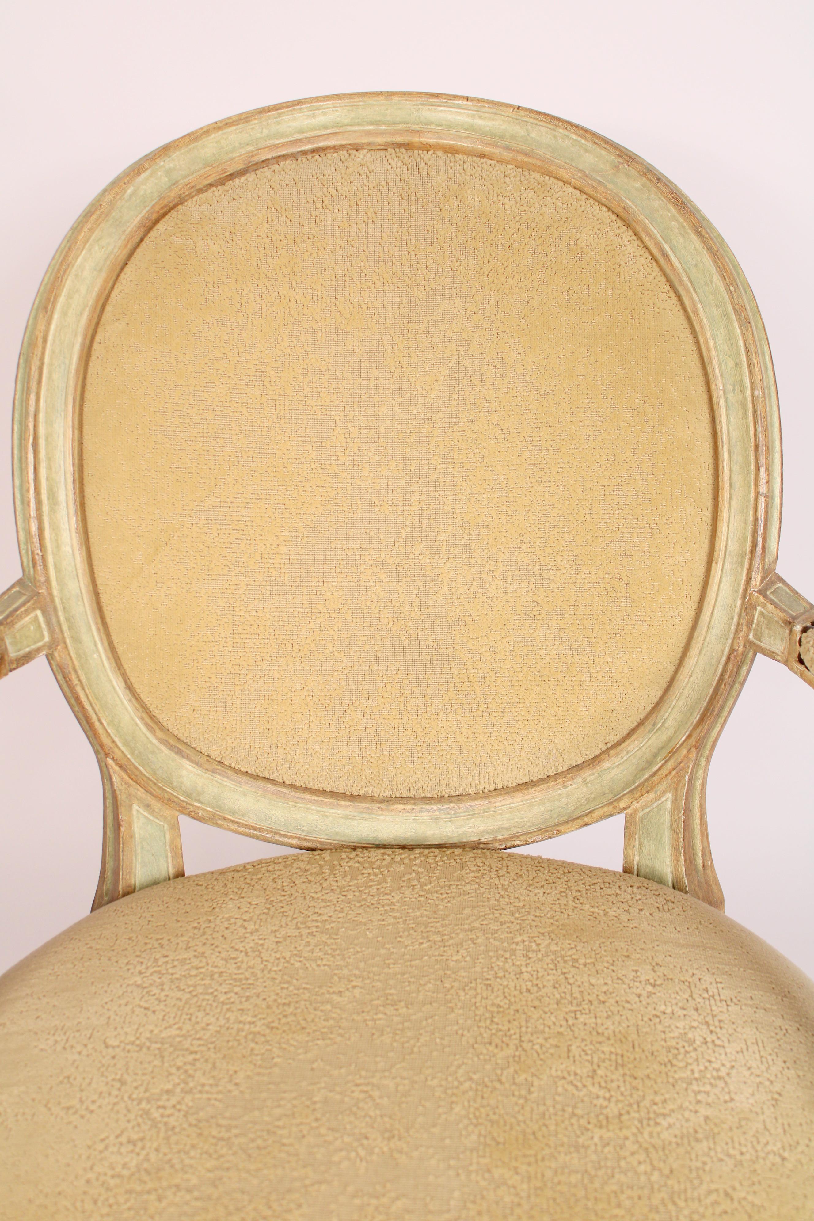 Ein Paar bemalte Sessel im neoklassischen Stil von Dennis und Leen (21. Jahrhundert und zeitgenössisch) im Angebot