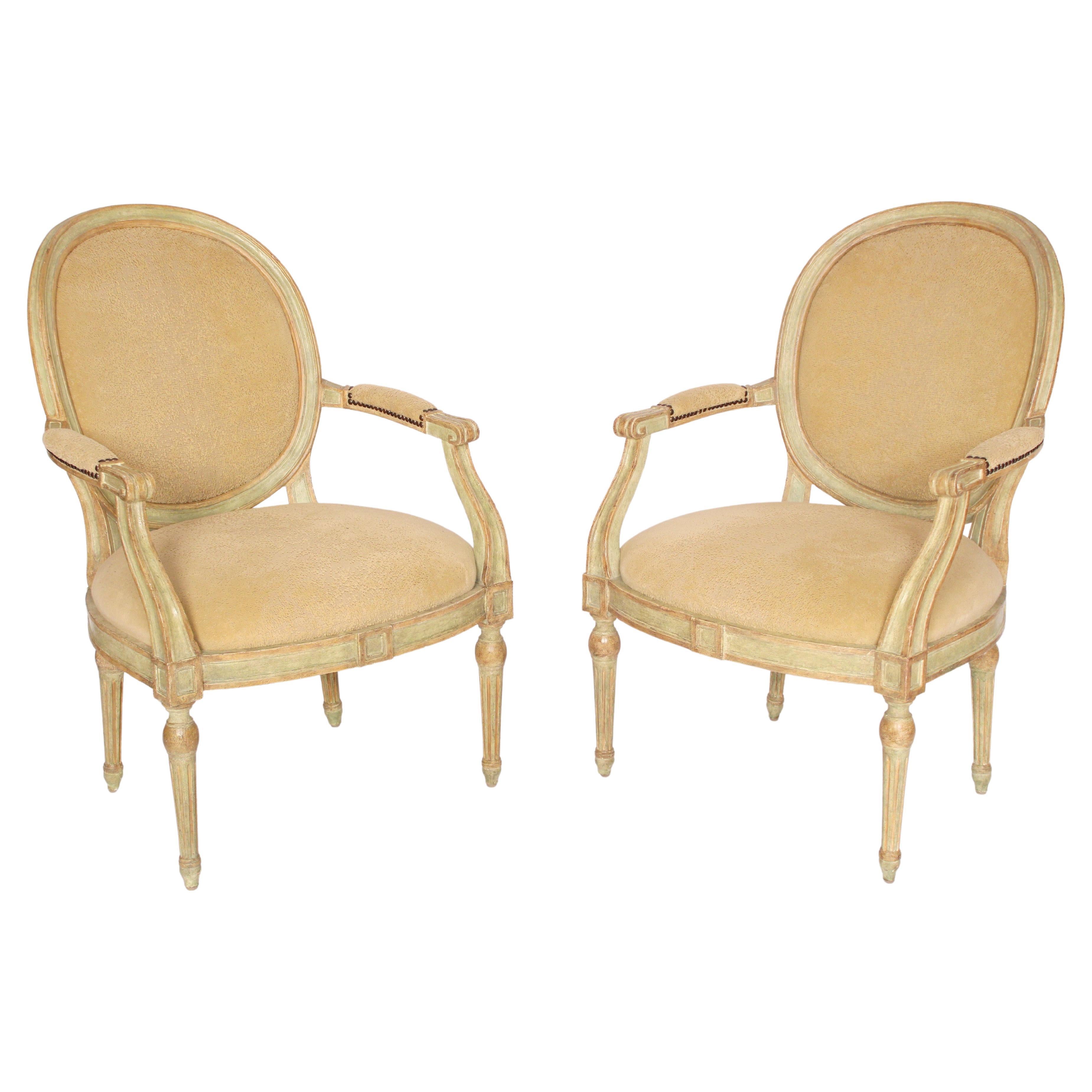 Ein Paar bemalte Sessel im neoklassischen Stil von Dennis und Leen im Angebot