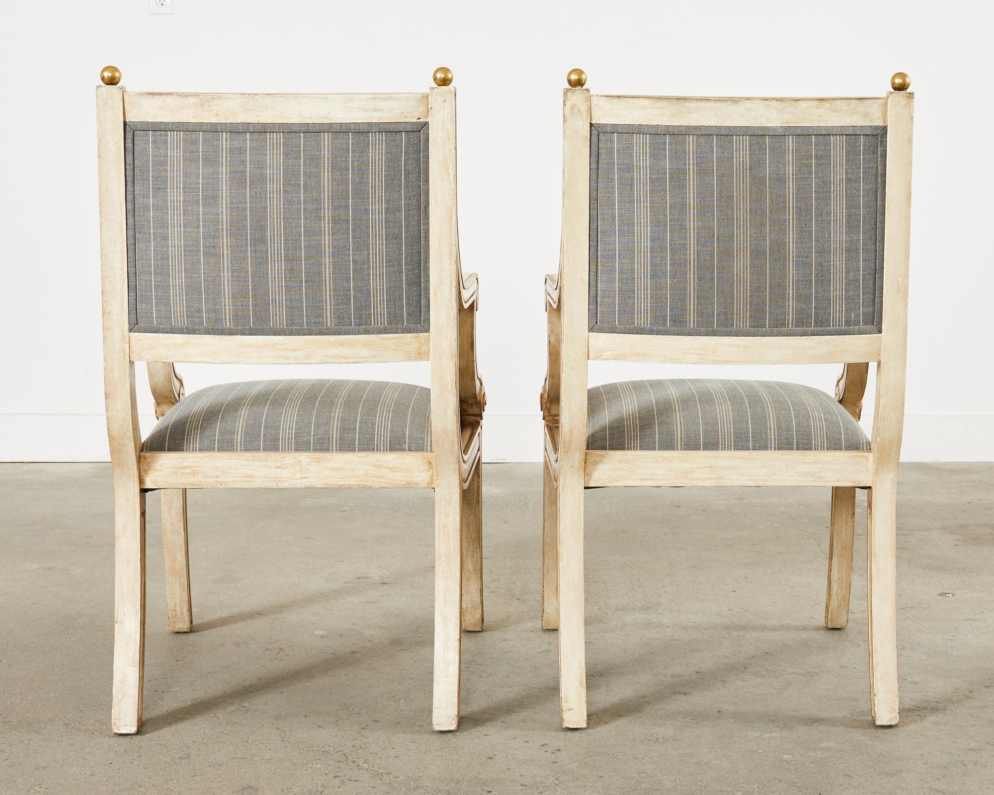 Paire de fauteuils peints de style néoclassique Dennis and Leen en vente 8