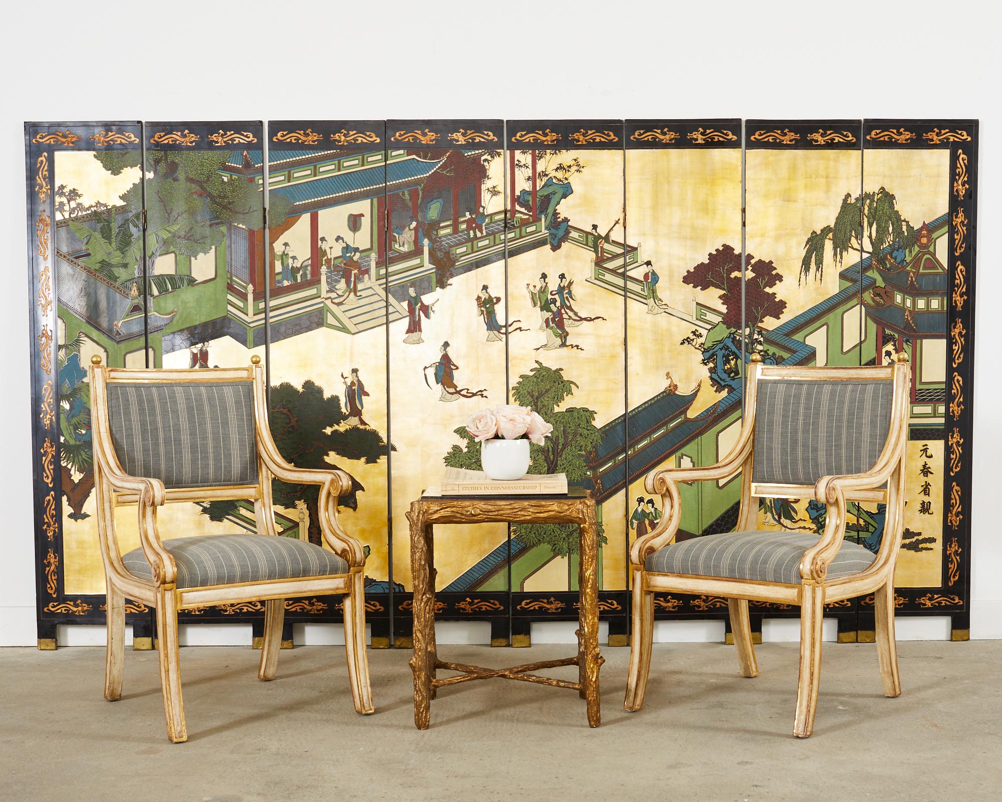 Magnifique paire de fauteuils de style néoclassique peints et dorés parcellaires, fabriqués par Dennis and Leen, Los Angeles, CA. Les chaises sont dotées d'un dossier carré et d'embouts en laiton patiné aux coins. Les accoudoirs et les supports