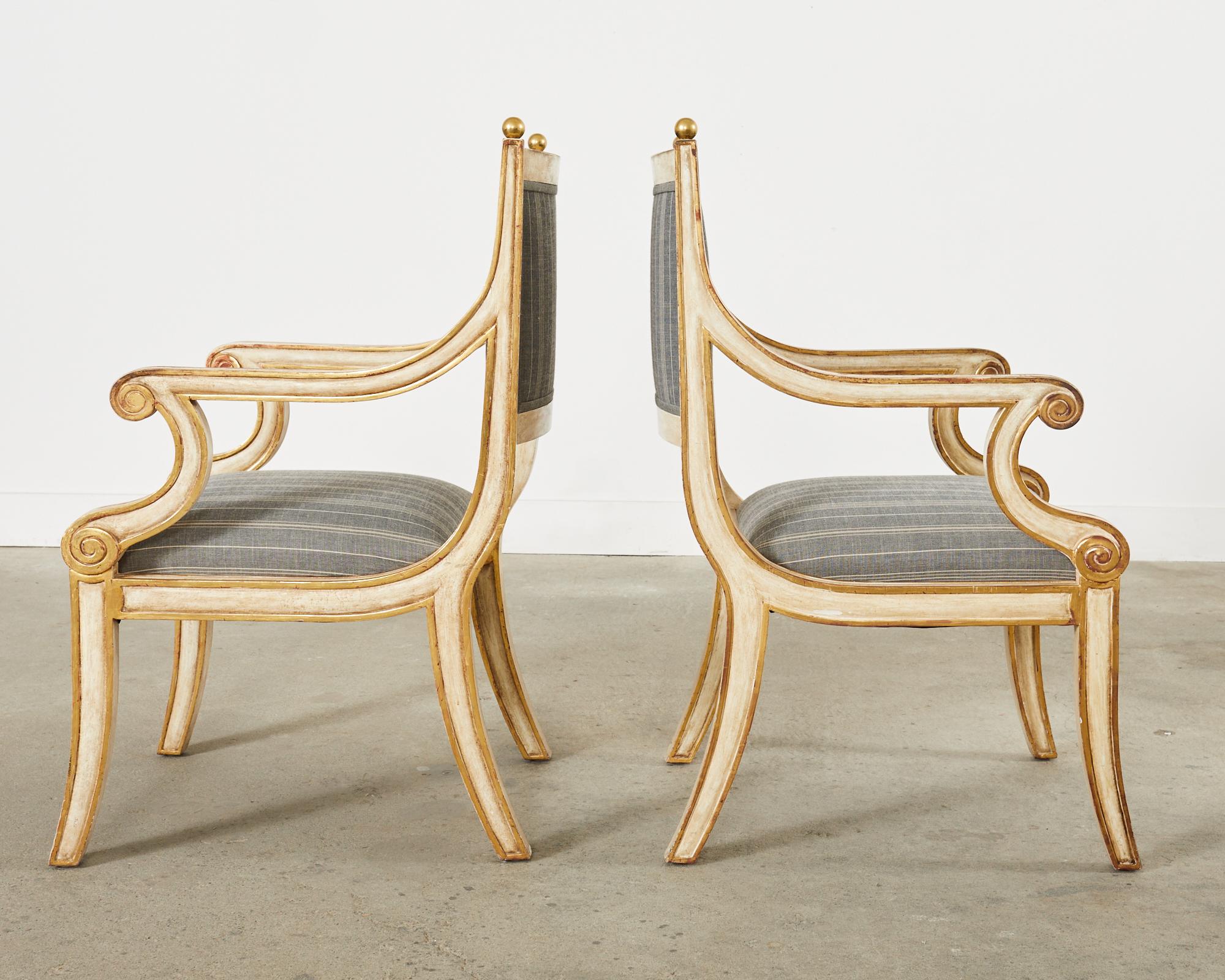 Paire de fauteuils peints de style néoclassique Dennis and Leen Bon état - En vente à Rio Vista, CA
