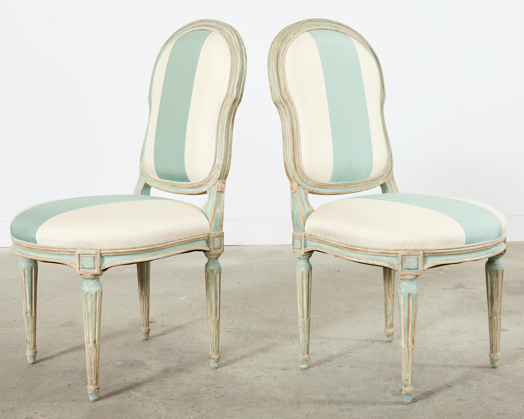 20ième siècle Dennis & Leen chaises de salle à manger peintes de style Louis XVI  en vente