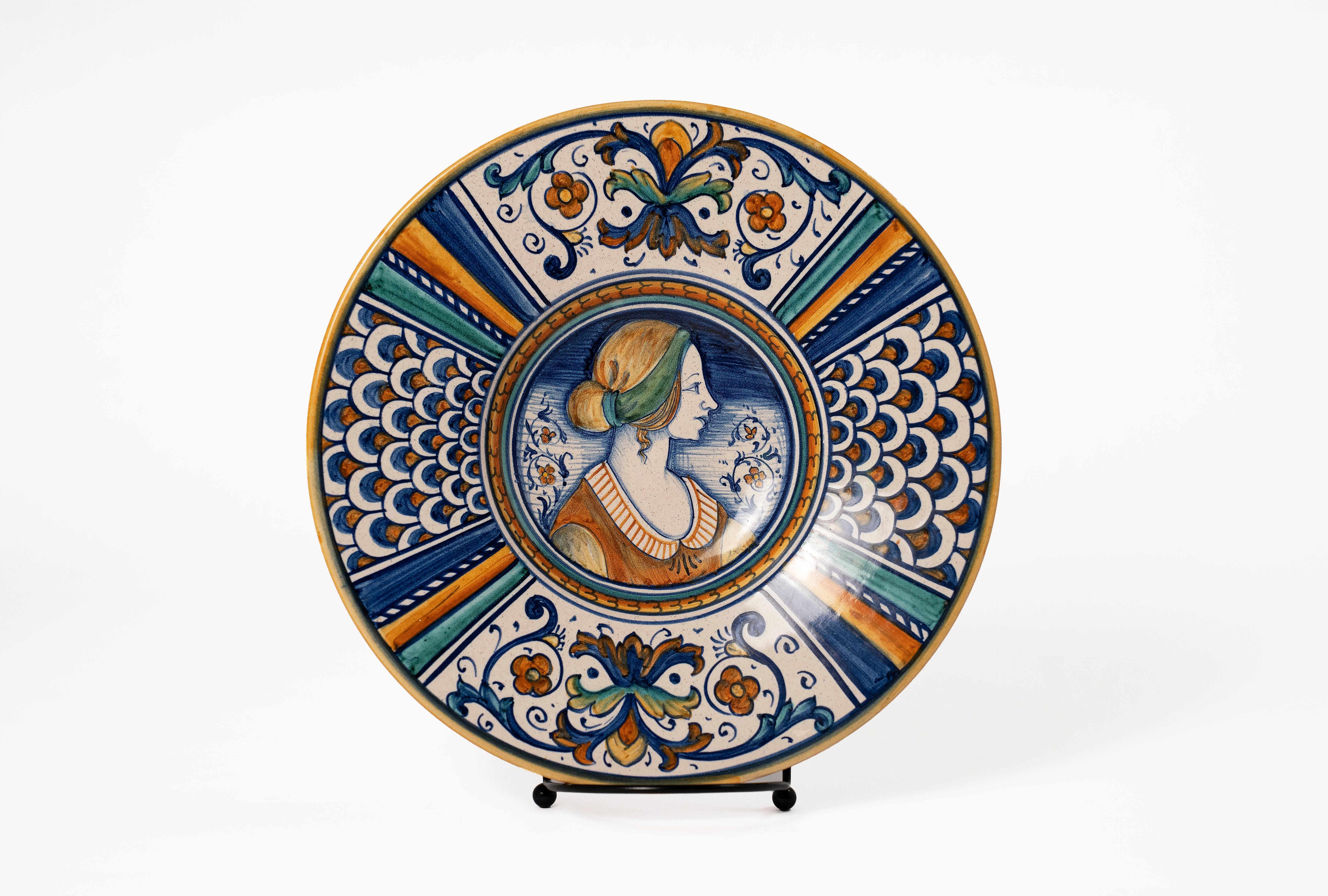 Arts and Crafts COPPIA DI PIATTI DA RITRATTO DI DERUTA MAJOLICA, metà del XX secolo, Italia in vendita