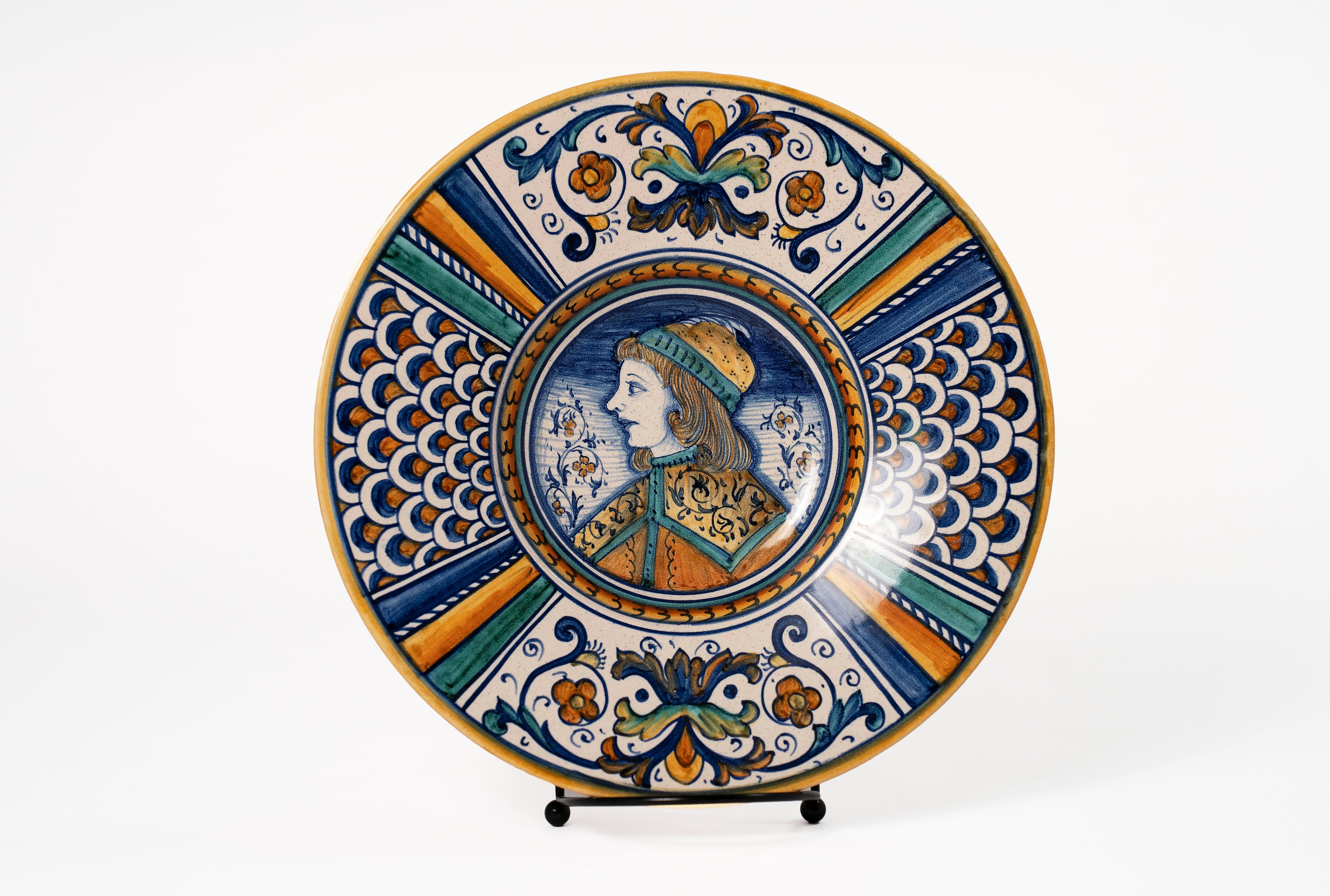 Italiano COPPIA DI PIATTI DA RITRATTO DI DERUTA MAJOLICA, metà del XX secolo, Italia in vendita