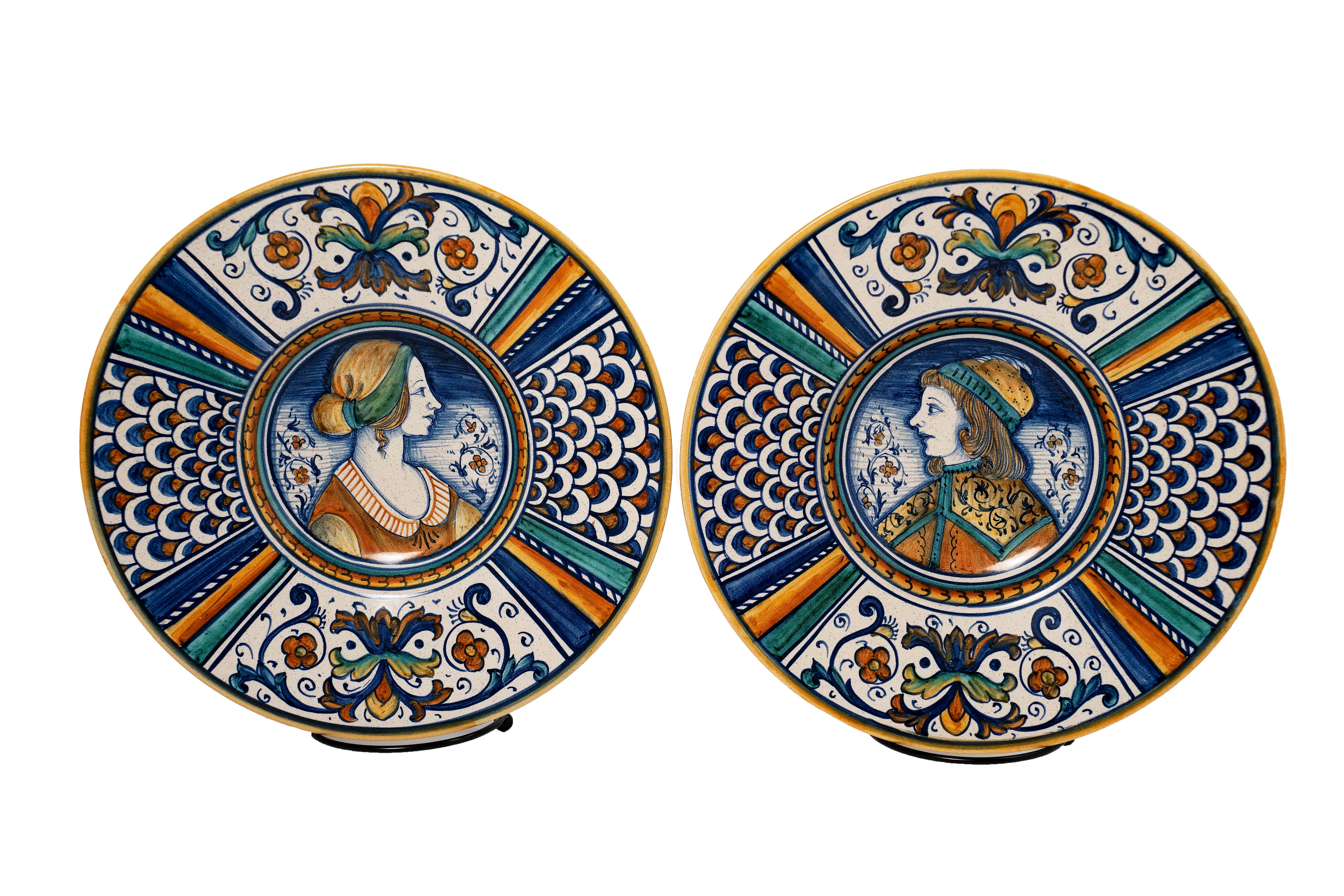 Dipinto a mano COPPIA DI PIATTI DA RITRATTO DI DERUTA MAJOLICA, metà del XX secolo, Italia in vendita