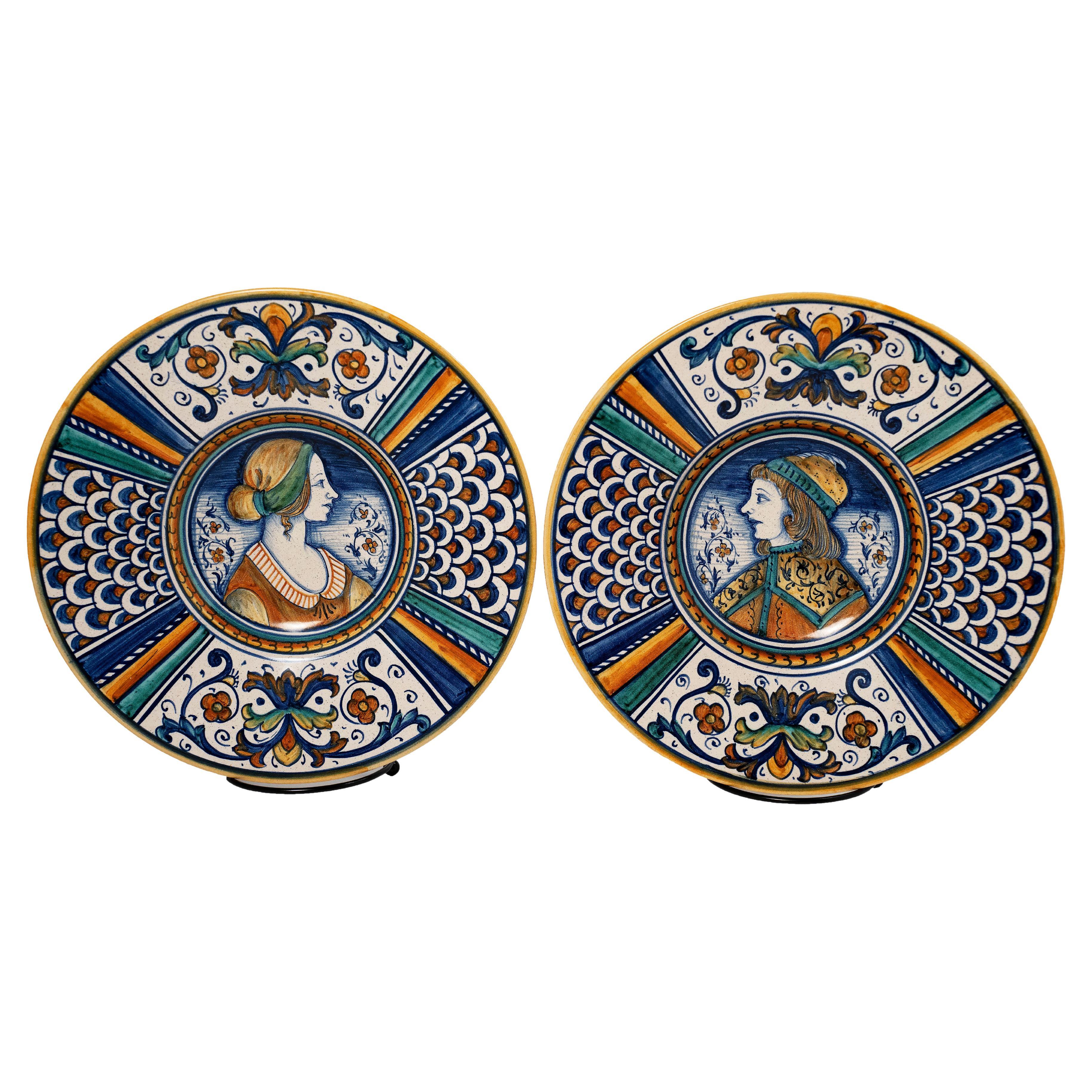 PAR DE PLATOS DE RETRATO DERUTA MAJOLICA, c Mediados del siglo XX, Italia