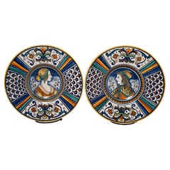 PAR DE PLATOS DE RETRATO DERUTA MAJOLICA, c Mediados del siglo XX, Italia