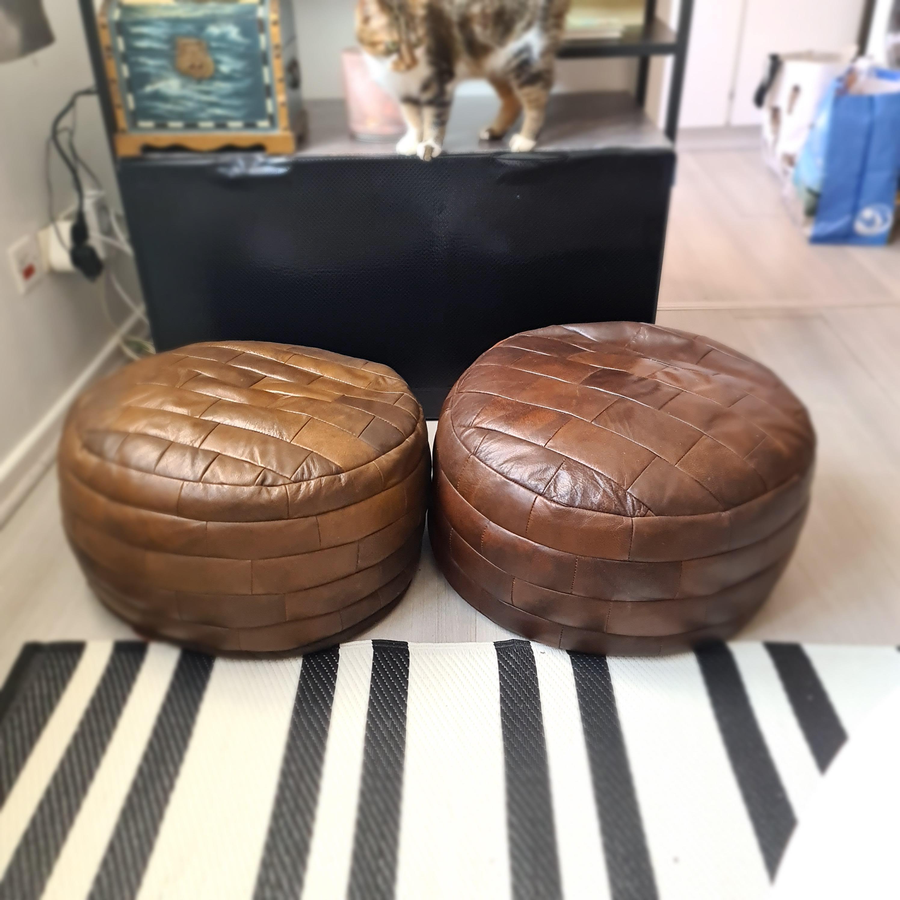 Elegant Pair of Sede Patchwork Poufs, Unique and Comfortable

Looking for exceptional furniture to give character to your interior? Discover this stunning pair of de Sede patchwork poufs, a harmonious blend of style, comfort and quality