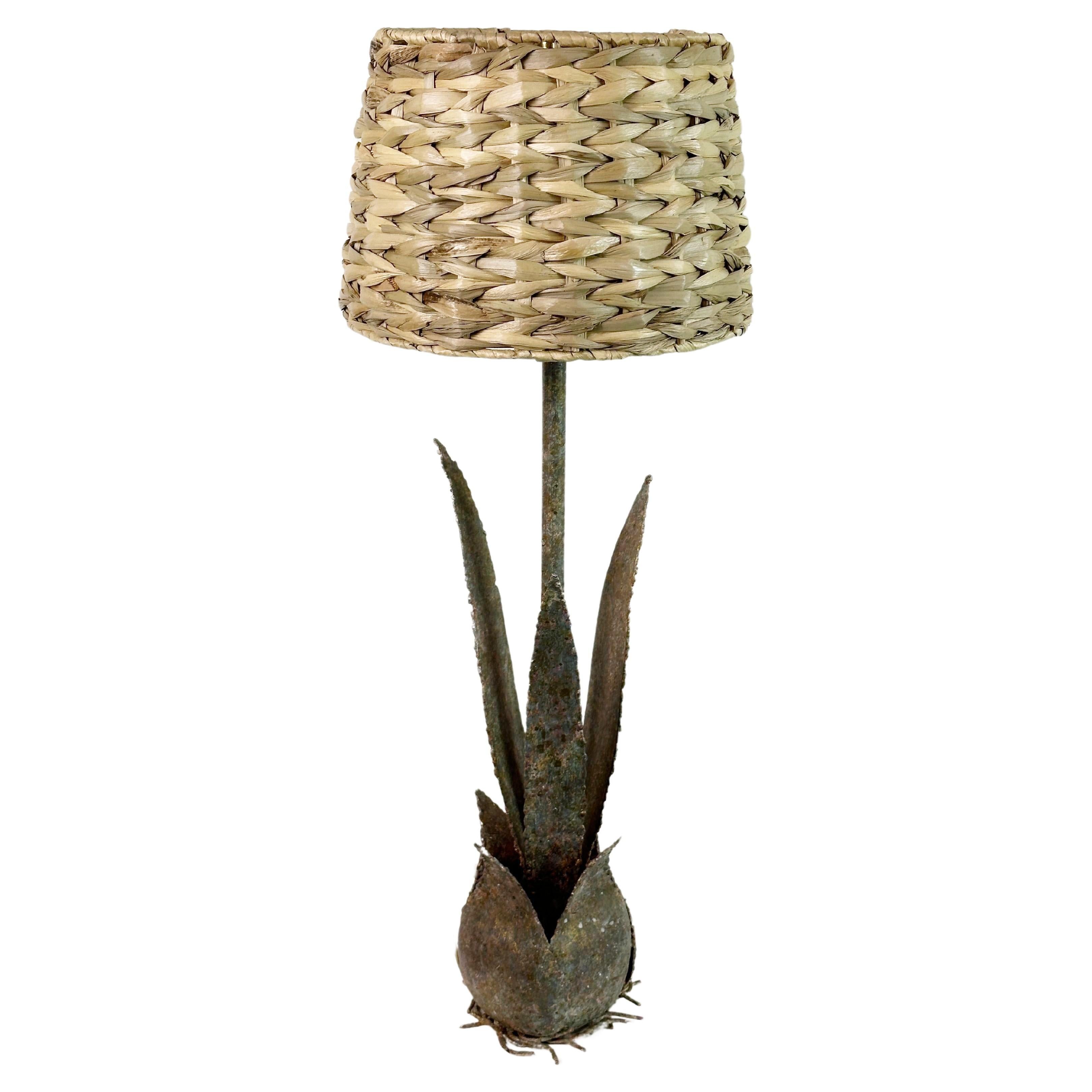 Dieses Paar Kaktus-Tischlampen aus Metall versprüht den Charme des Hollywood-Regency-Stils mit einer modernen Note.

Jede Leuchte ist aus patiniertem Metall gefertigt, was eine lange Lebensdauer garantiert. Die drei skurrilen Kaktusblätter mit ihren