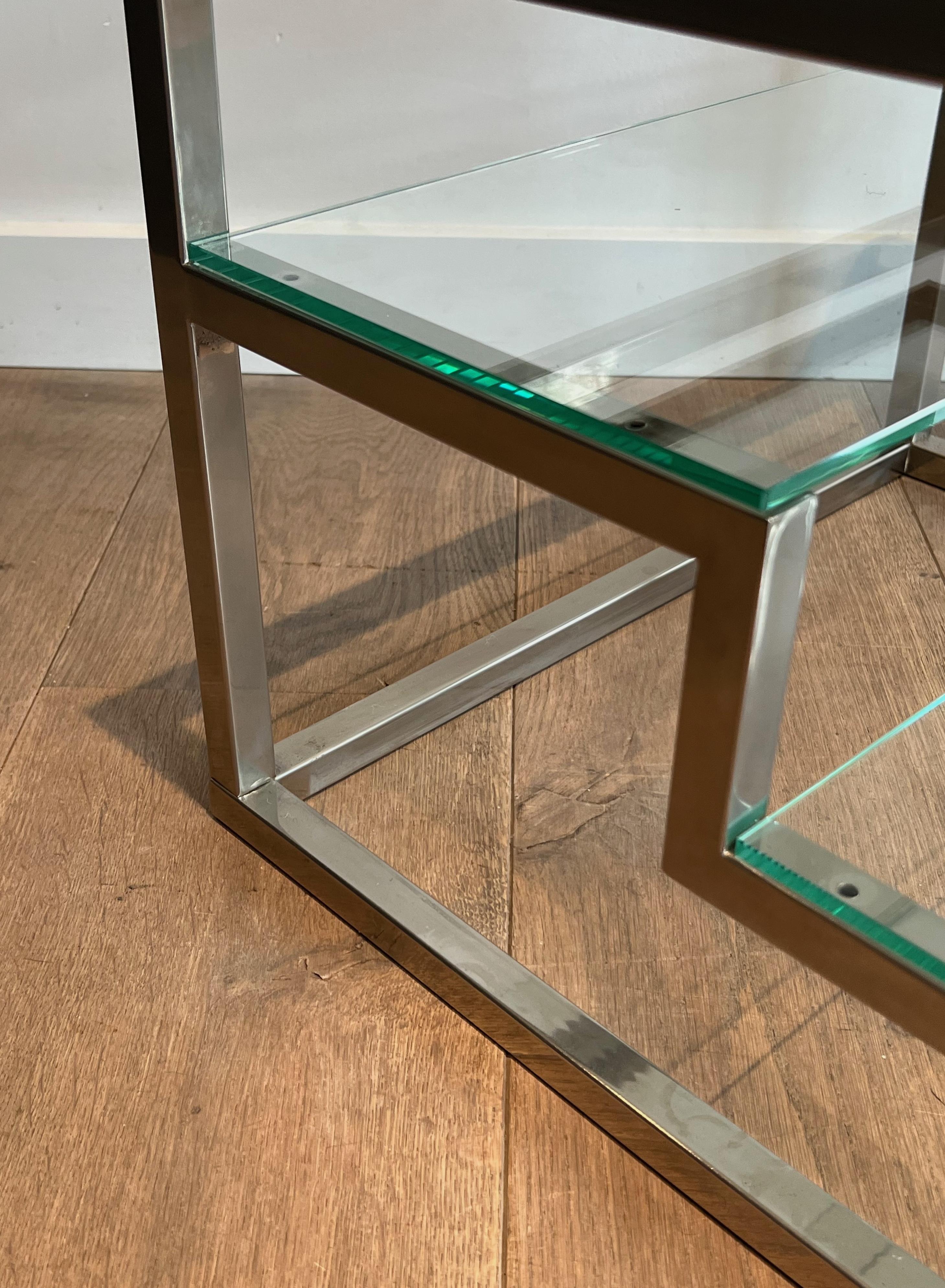 Paire de tables d'appoint design en chrome, laiton et verre Travail en français. Circa 1970 en vente 4