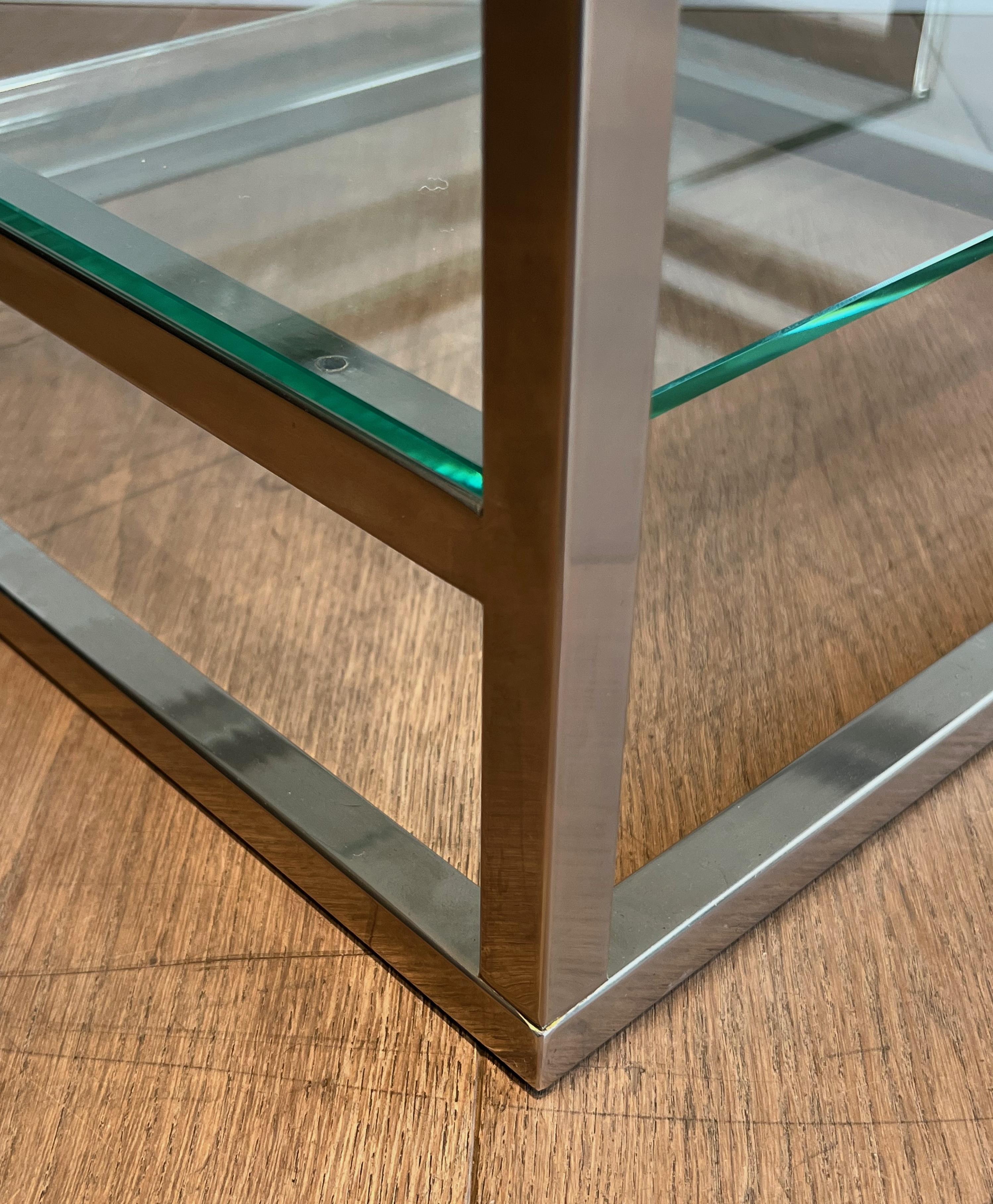 Paire de tables d'appoint design en chrome, laiton et verre Travail en français. Circa 1970 en vente 5