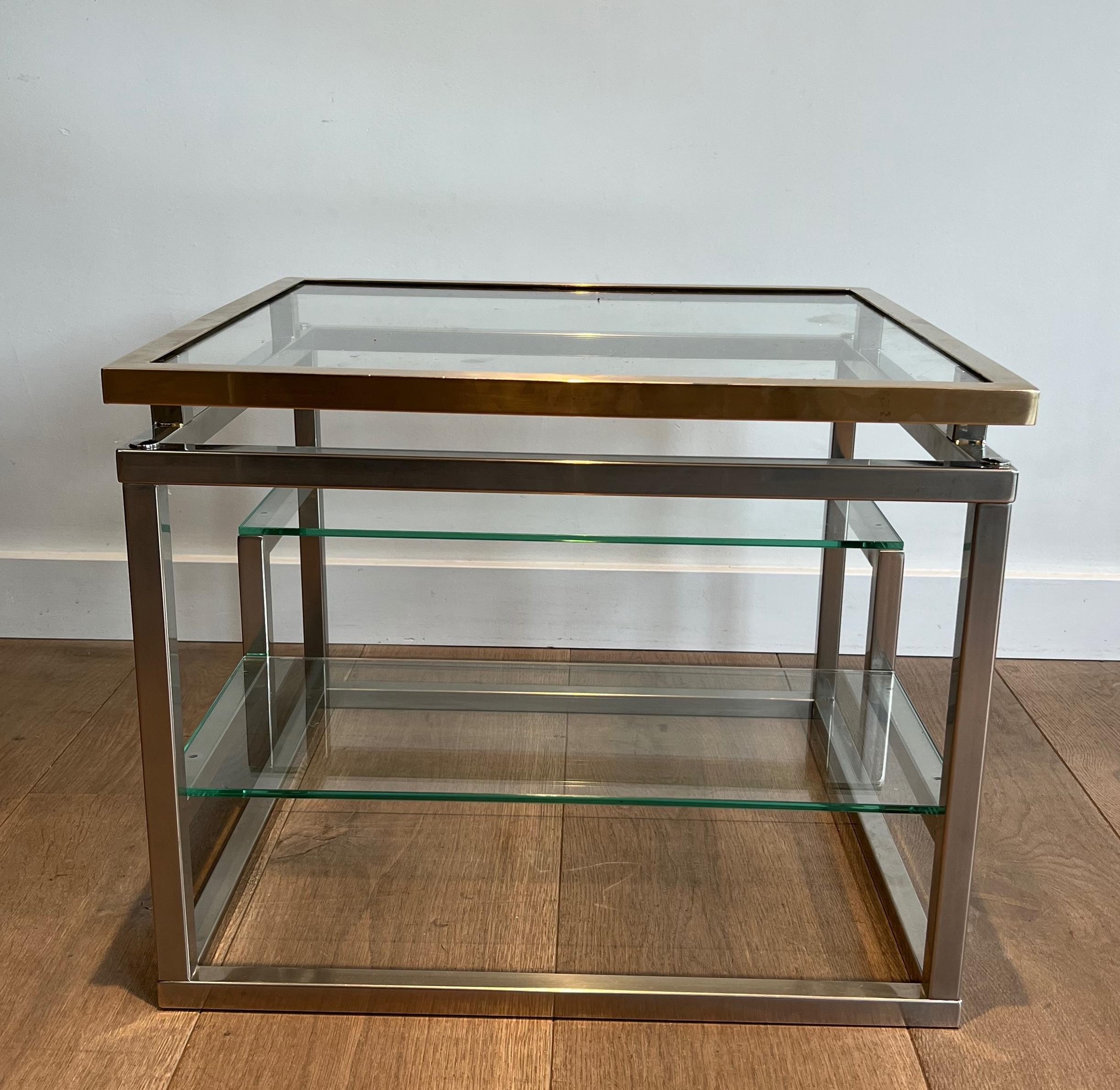 Paire de tables d'appoint design en chrome, laiton et verre Travail en français. Circa 1970 en vente 10