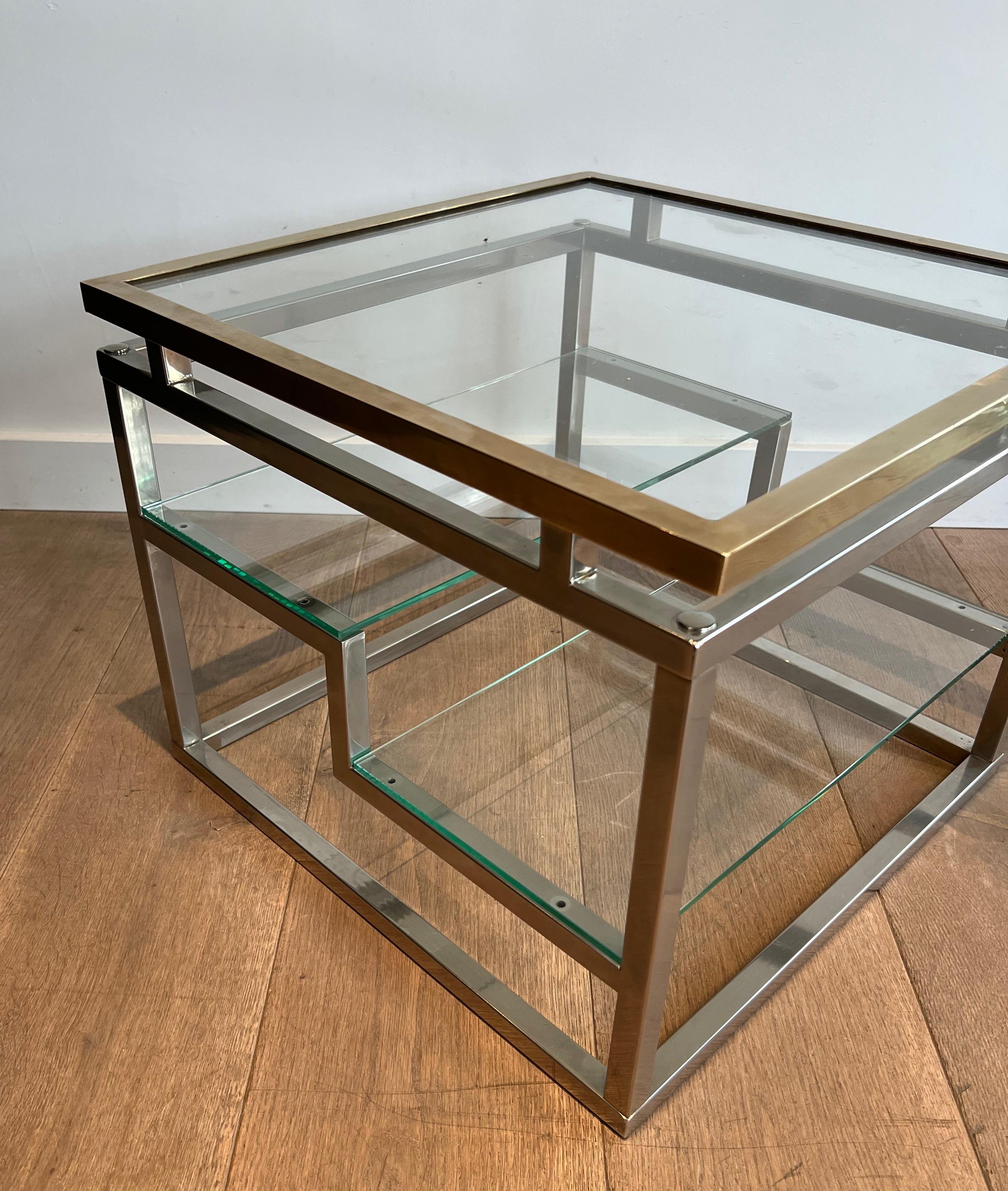 Paire de tables d'appoint design en chrome, laiton et verre Travail en français. Circa 1970 en vente 11