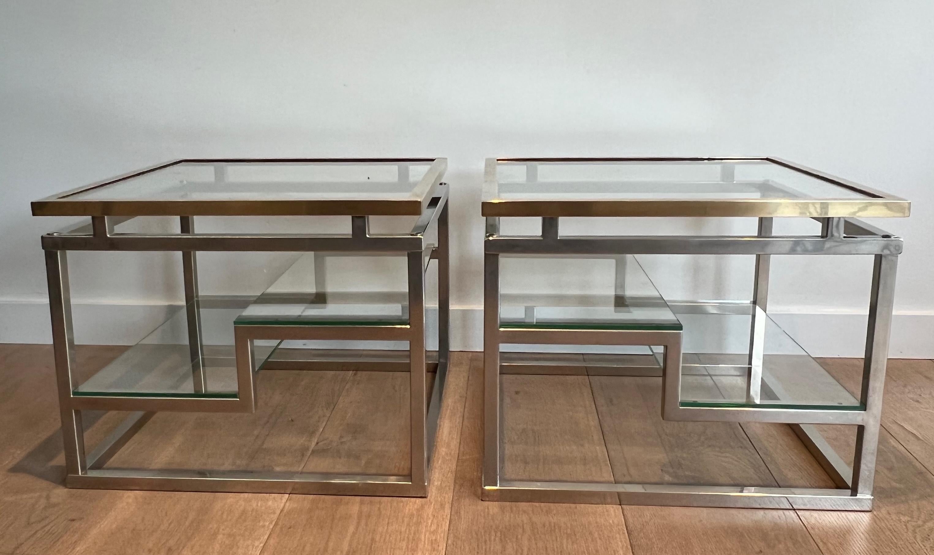 Paire de tables d'appoint design en chrome, laiton et verre Travail en français. Circa 1970 en vente 12