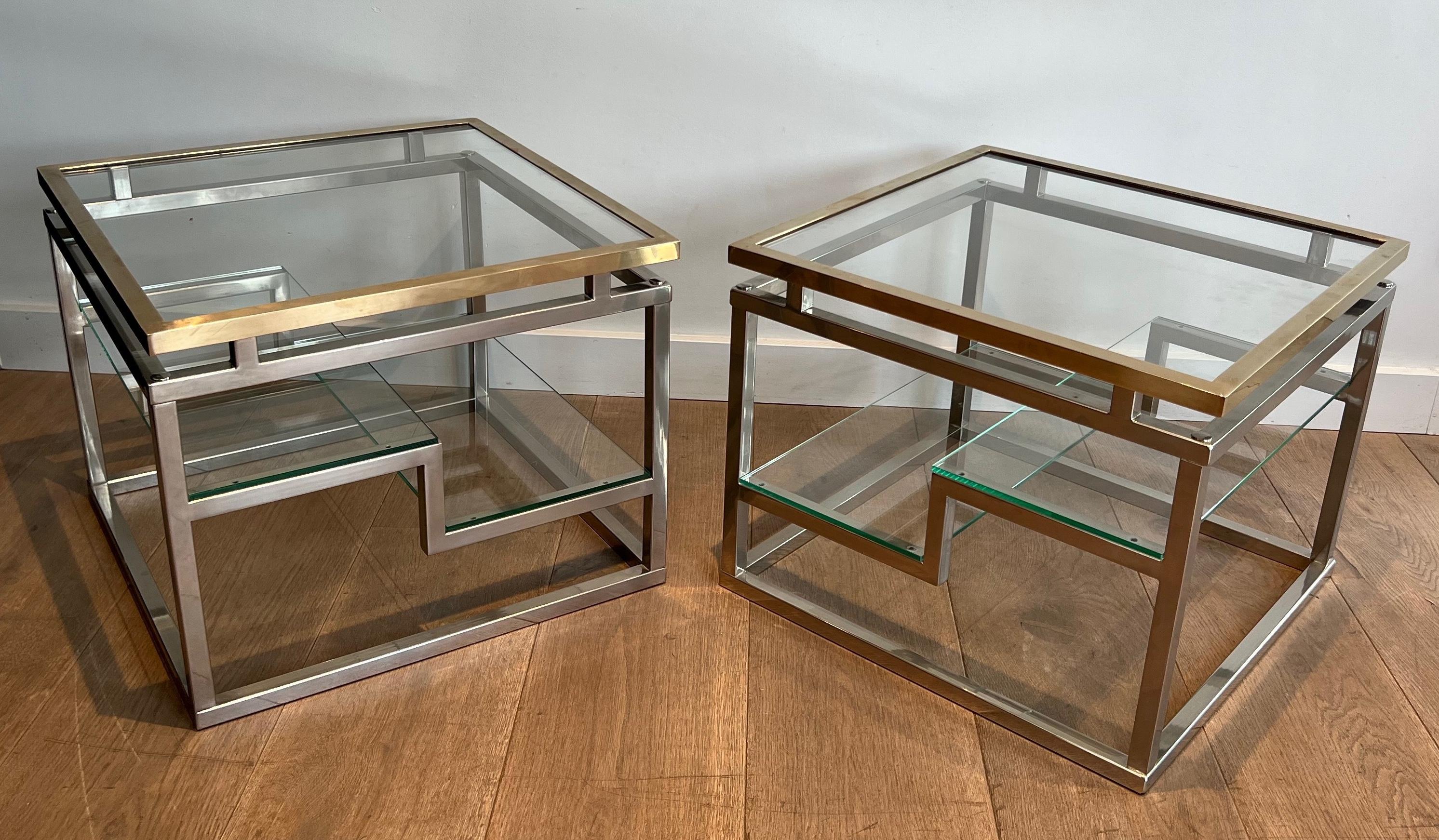Cette très belle paire de tables d'appoint design est réalisée en chrome, laiton et verre. Il s'agit d'une œuvre française. Circa 1970