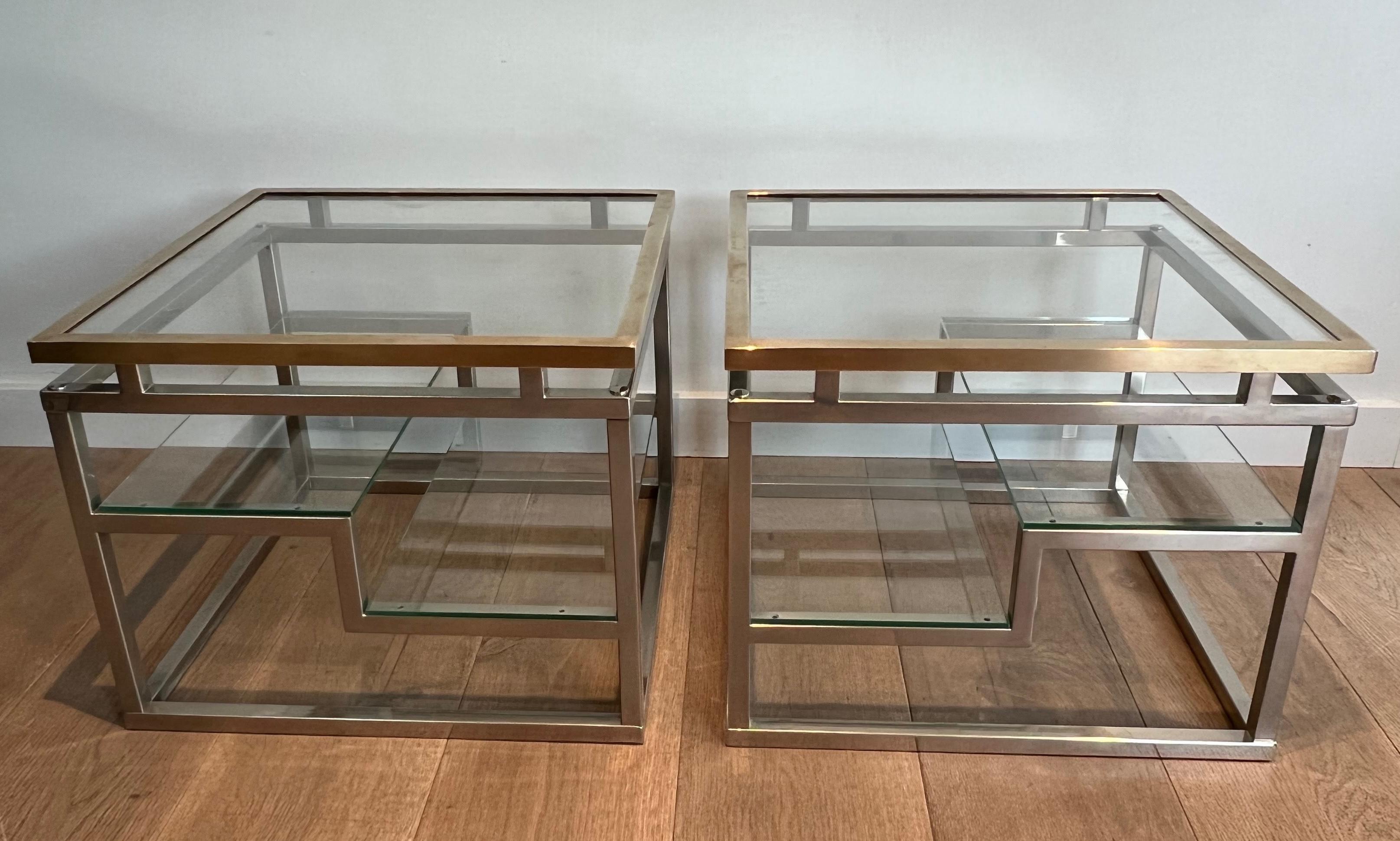 Paire de tables d'appoint design en chrome, laiton et verre Travail en français. Circa 1970 en vente 14