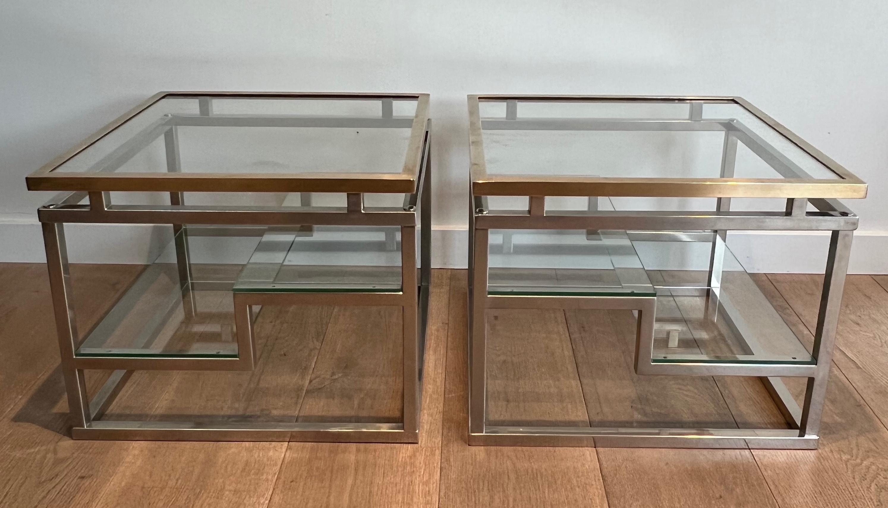 Mid-Century Modern Paire de tables d'appoint design en chrome, laiton et verre Travail en français. Circa 1970 en vente
