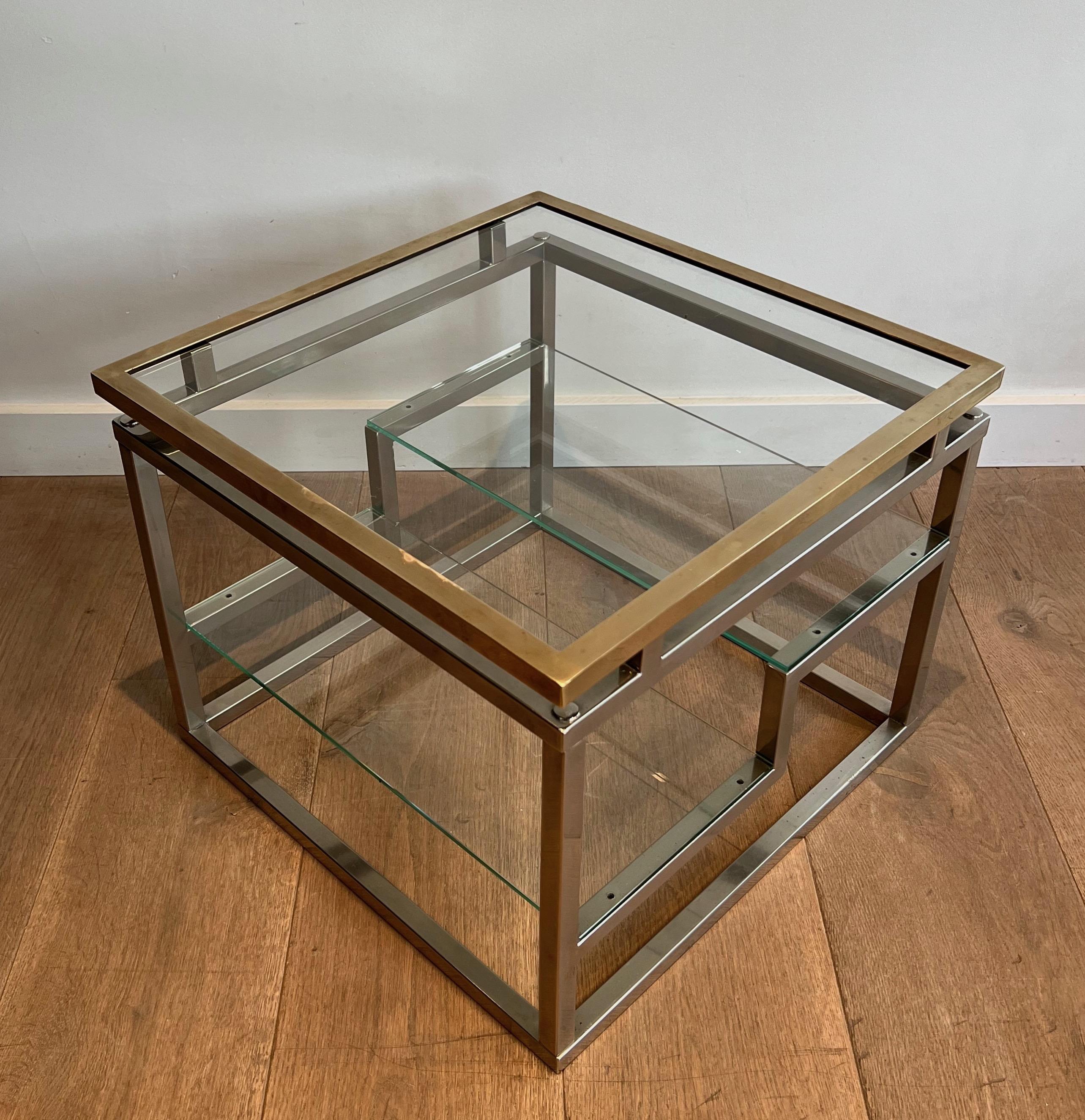 Laiton Paire de tables d'appoint design en chrome, laiton et verre Travail en français. Circa 1970 en vente
