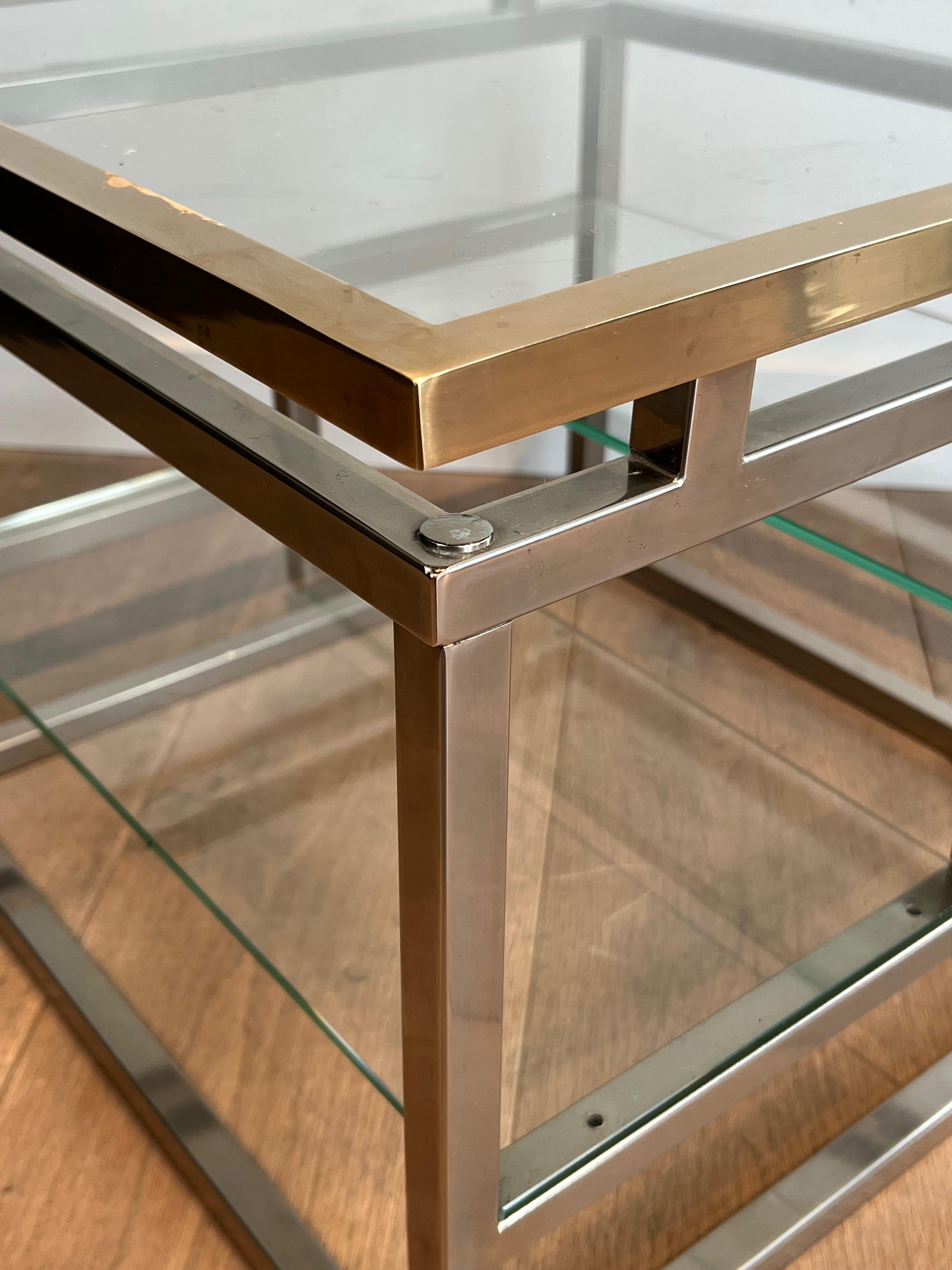 Paire de tables d'appoint design en chrome, laiton et verre Travail en français. Circa 1970 en vente 2