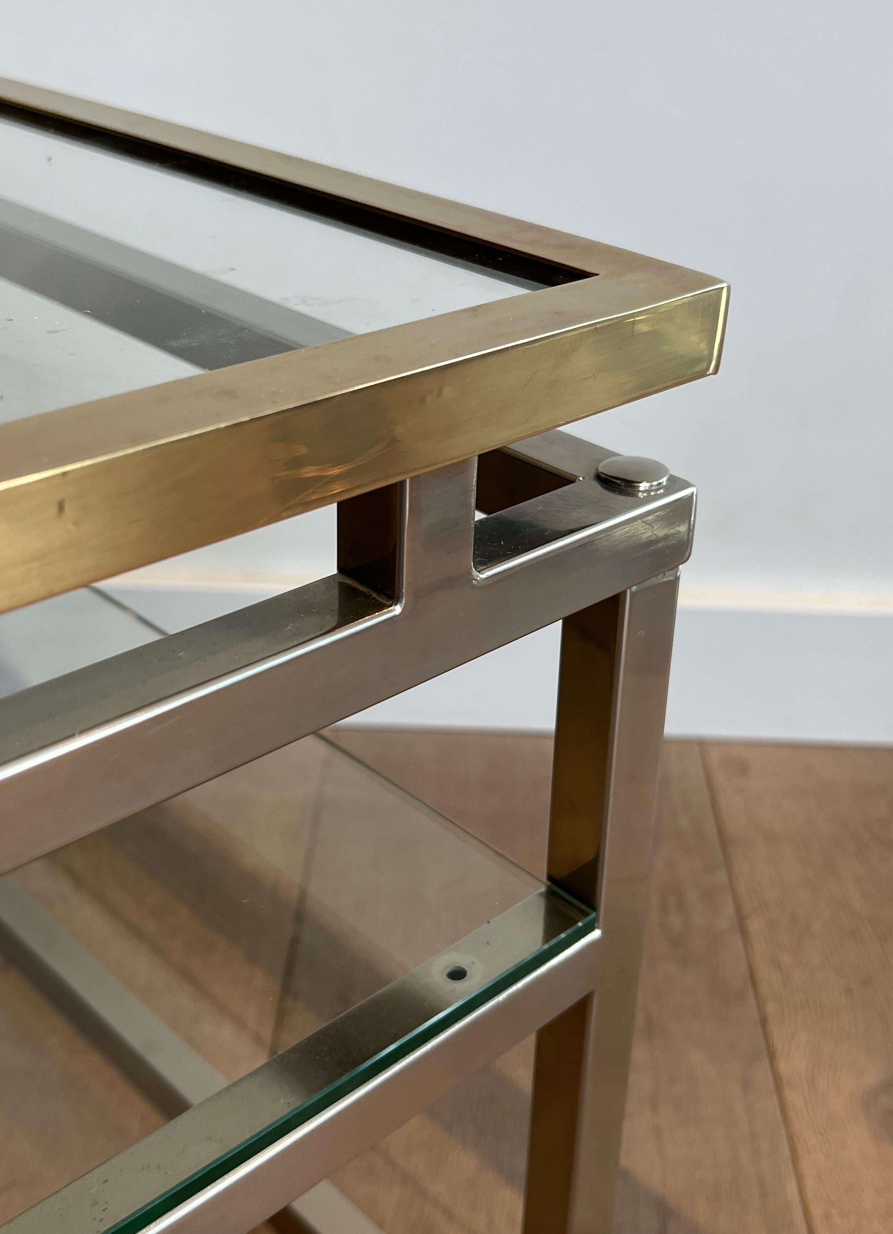 Paire de tables d'appoint design en chrome, laiton et verre Travail en français. Circa 1970 en vente 3