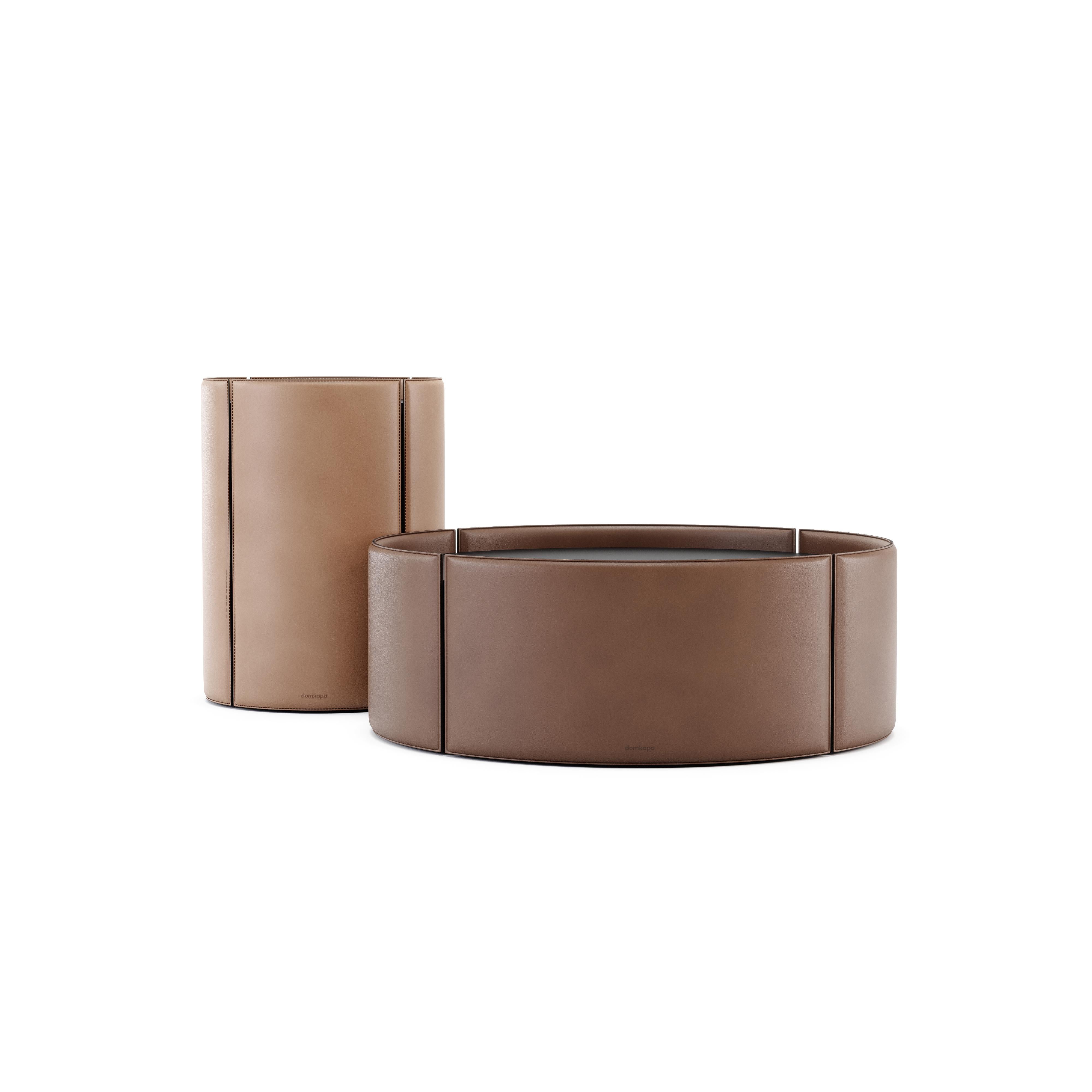 Ein Paar anpassbare runde Beistelltische aus Leder für das Design (Moderne) im Angebot