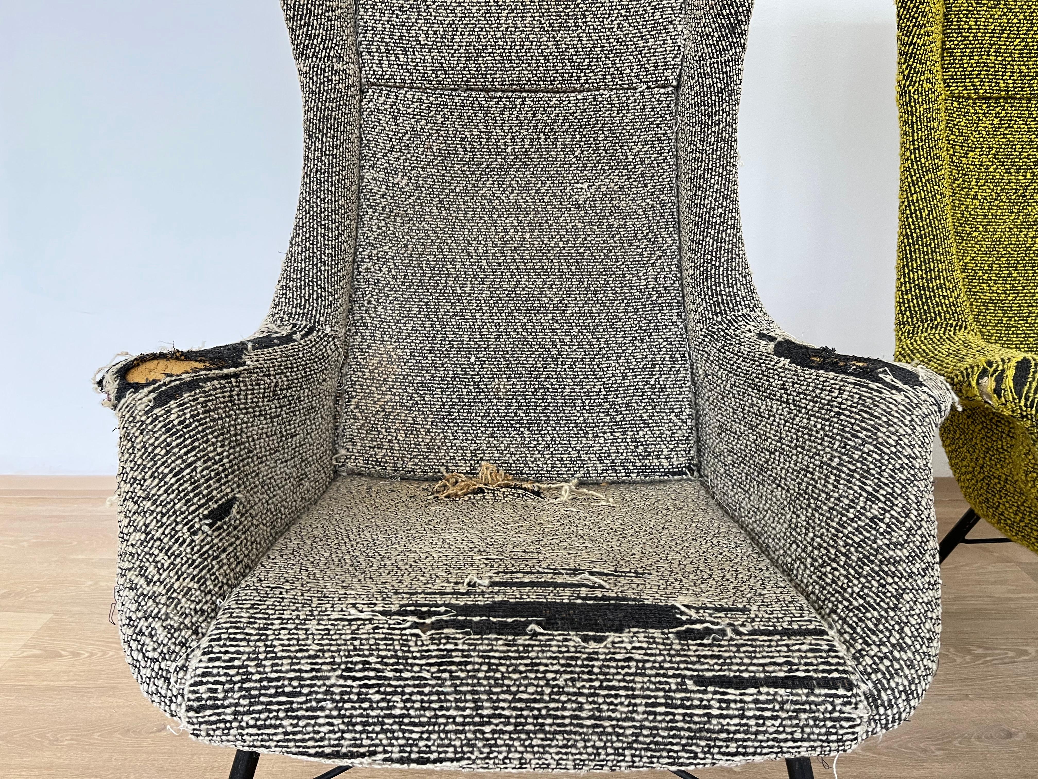 Tissu Paire de chaises à oreilles design en fibre de verre de Miroslav Navratil, 1970 en vente