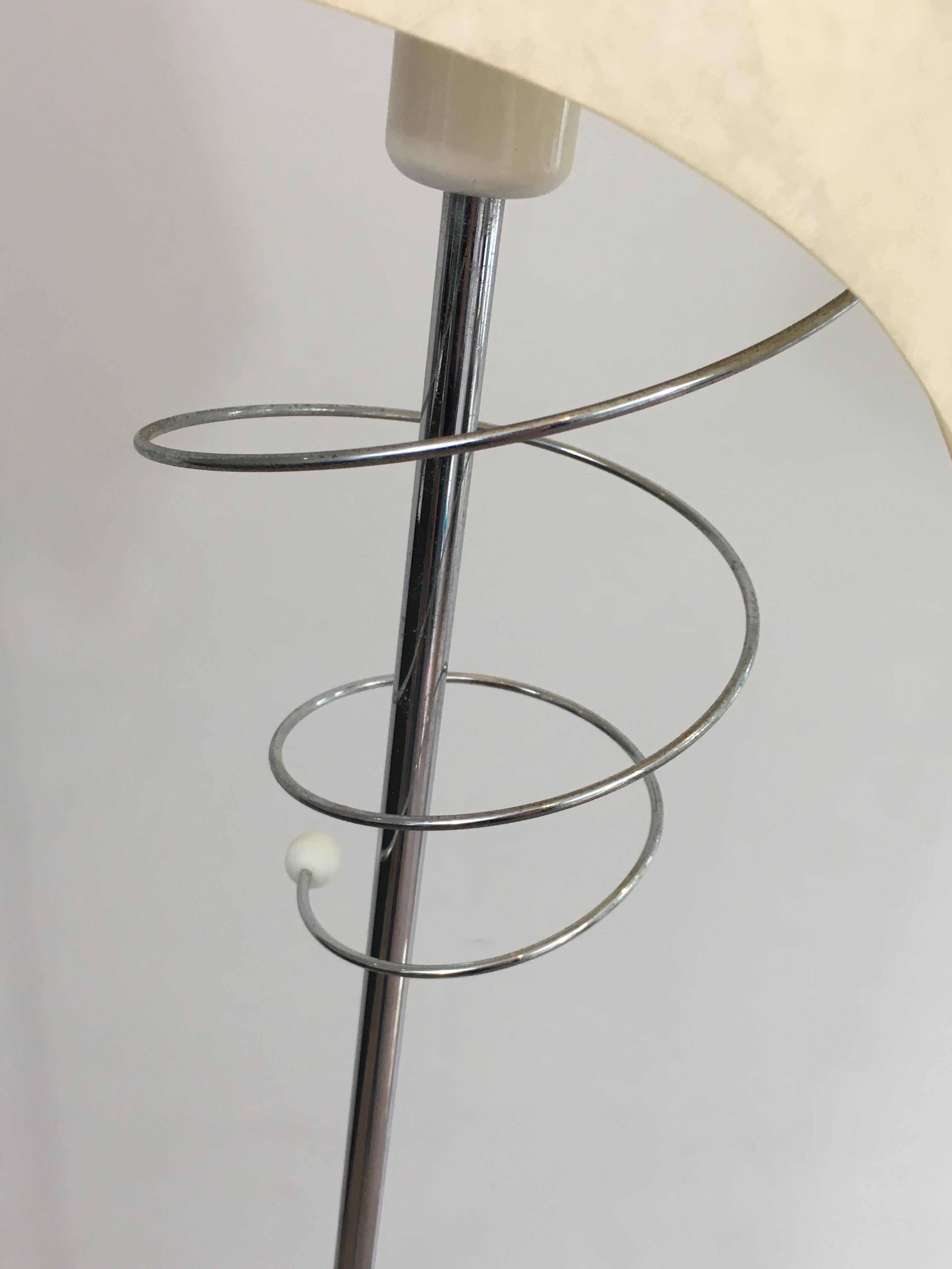 Paire de lampadaires design en chrome, avec bases laquées blanches et design en vente 2