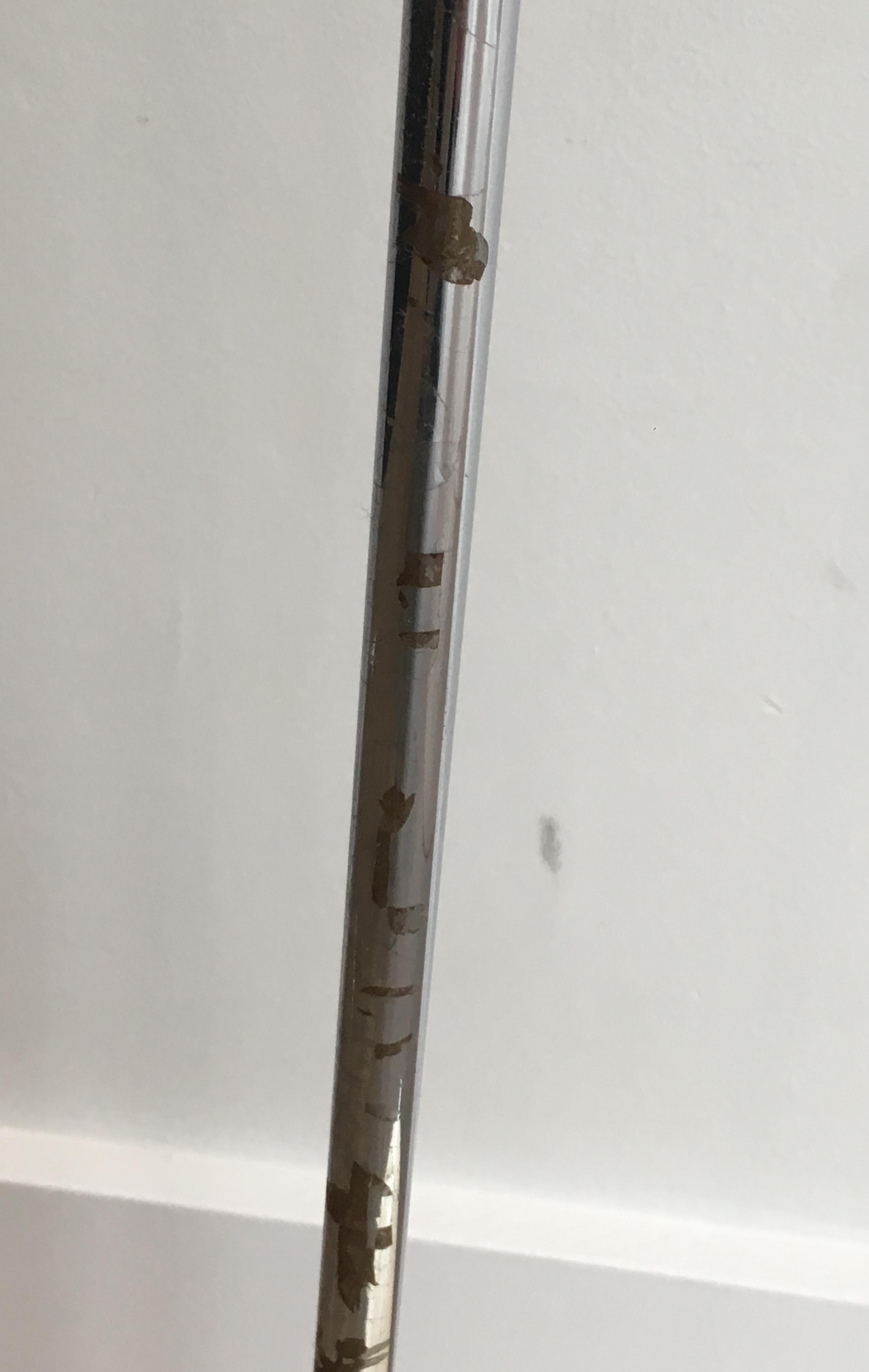 Paire de lampadaires design en chrome, avec bases laquées blanches et design en vente 3
