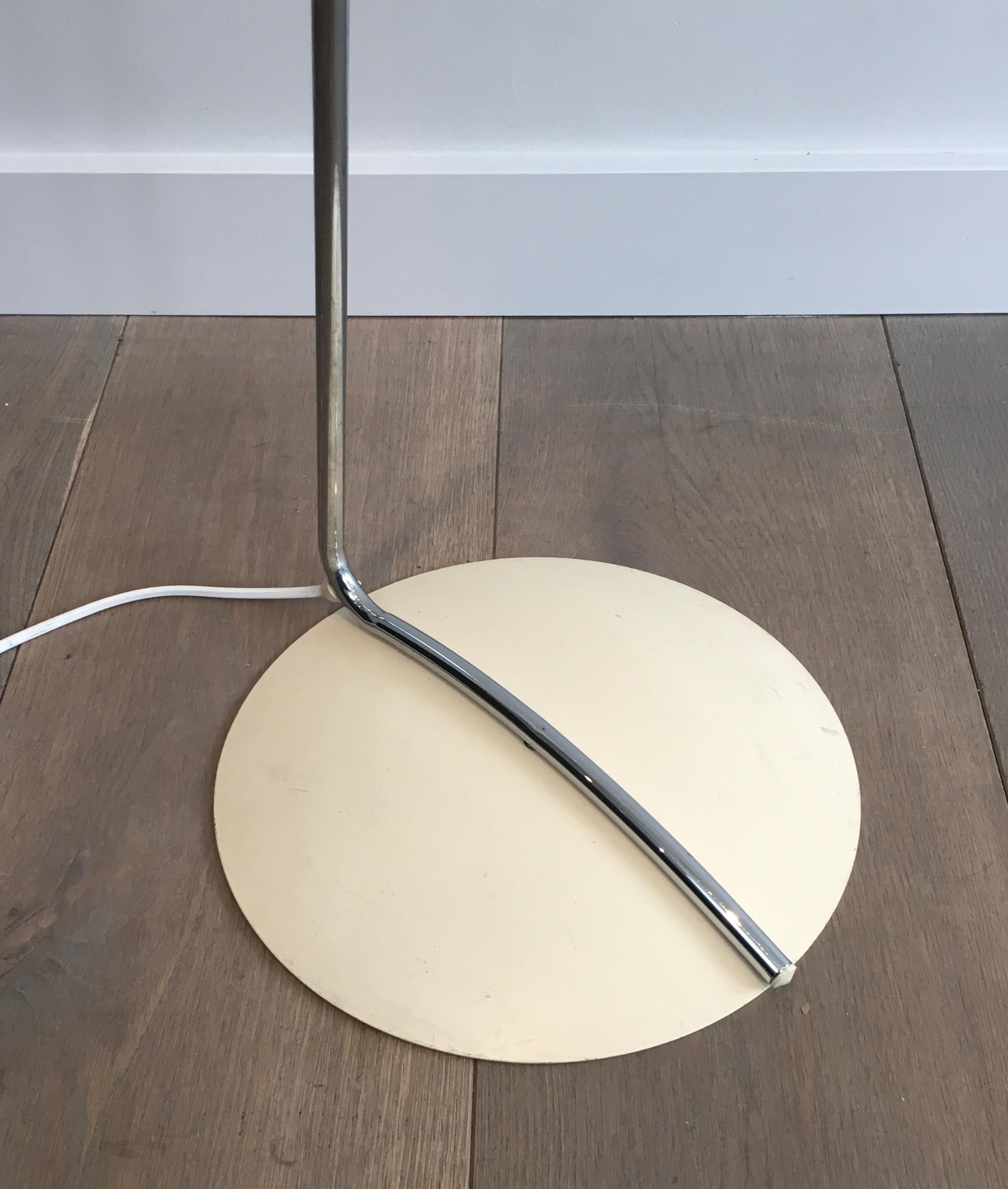 Paire de lampadaires design en chrome, avec bases laquées blanches et design en vente 5