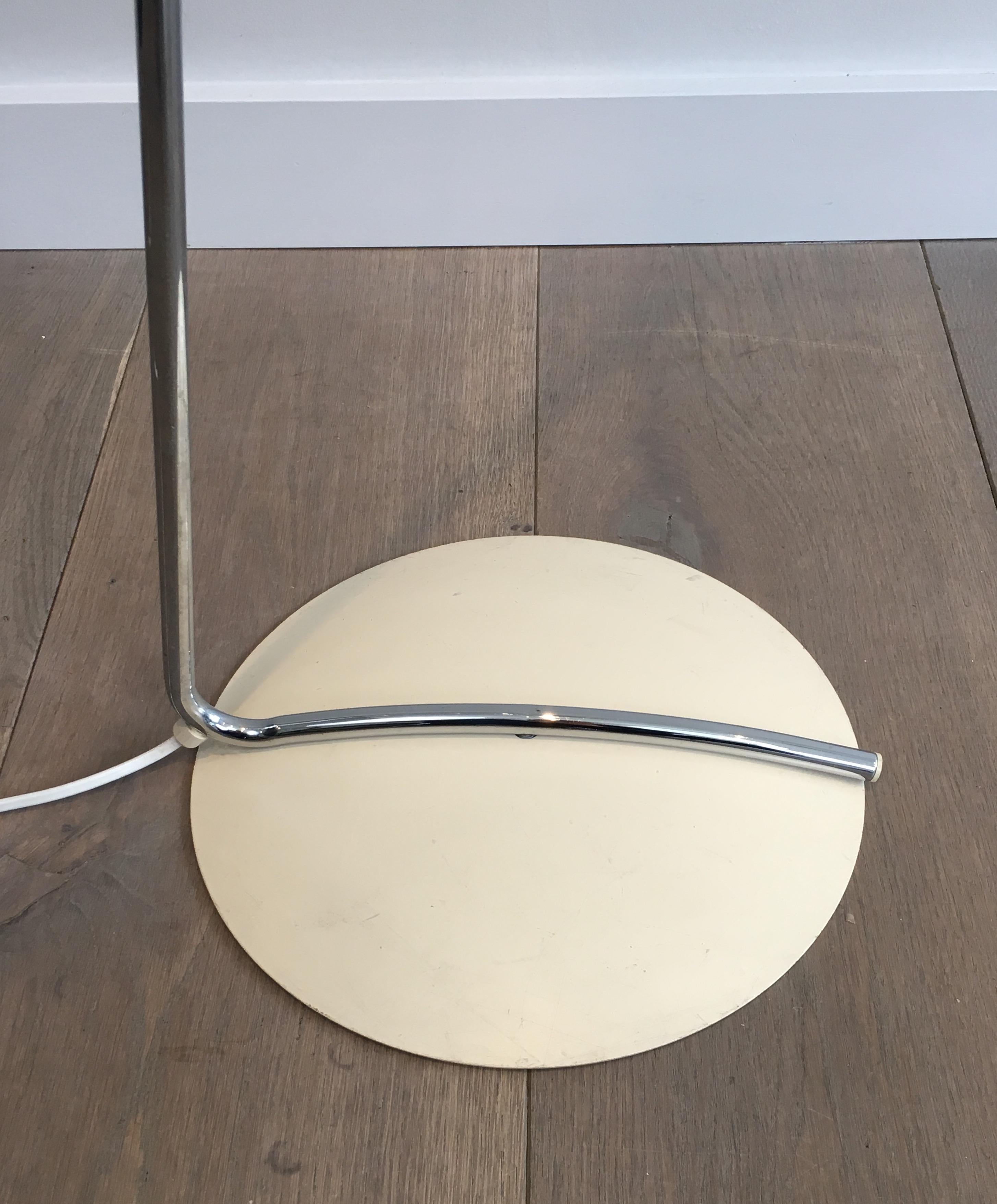 Paire de lampadaires design en chrome, avec bases laquées blanches et design en vente 6