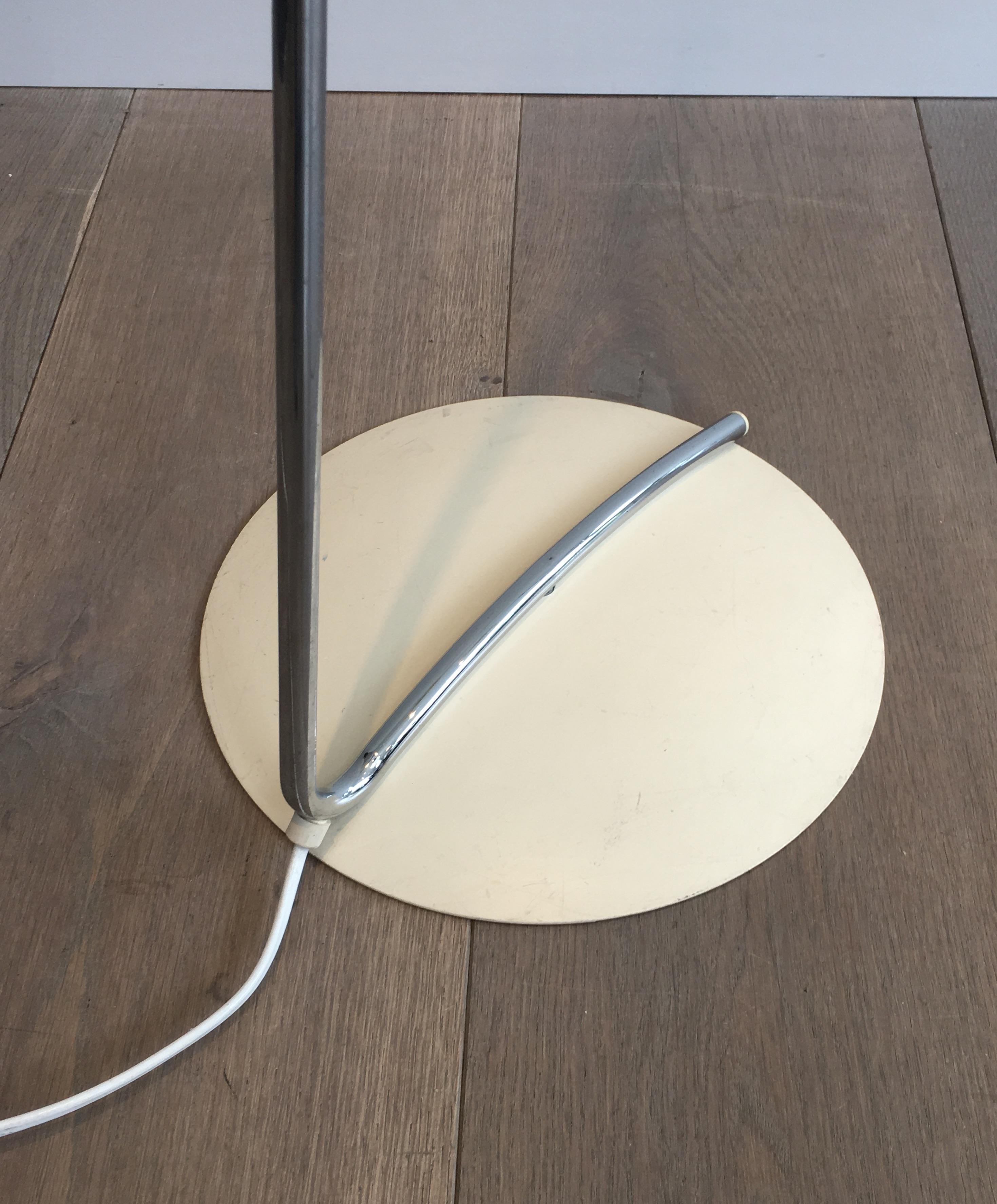 Paire de lampadaires design en chrome, avec bases laquées blanches et design en vente 7