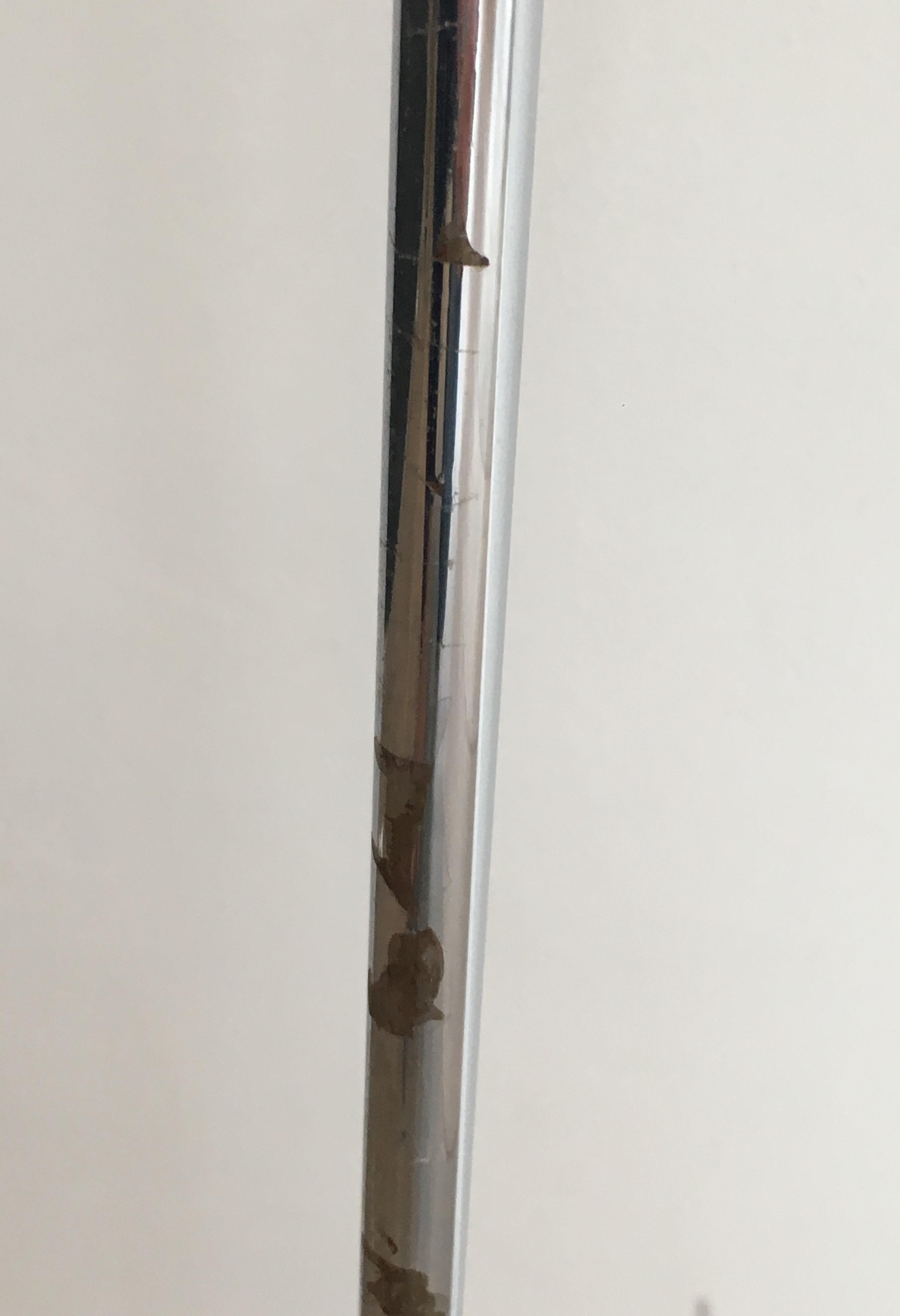 Paire de lampadaires design en chrome, avec bases laquées blanches et design en vente 8