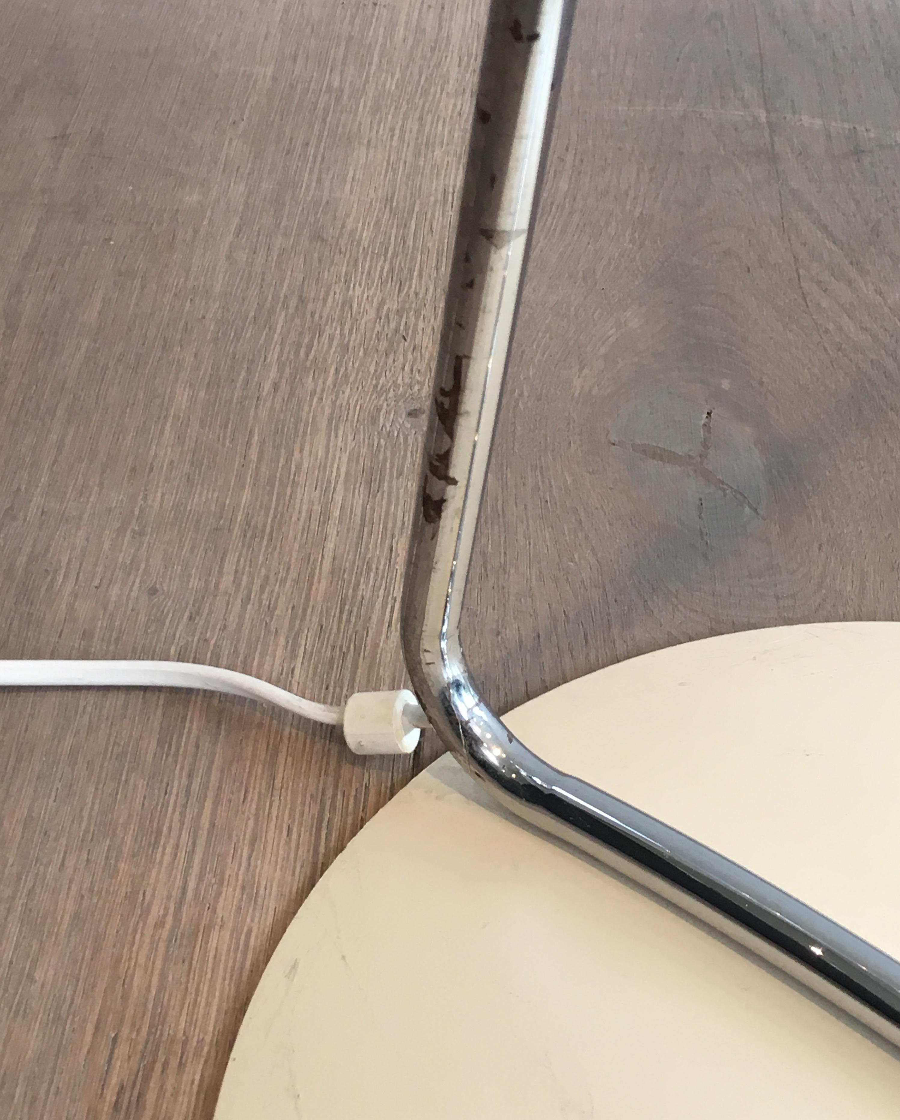 Paire de lampadaires design en chrome, avec bases laquées blanches et design en vente 9