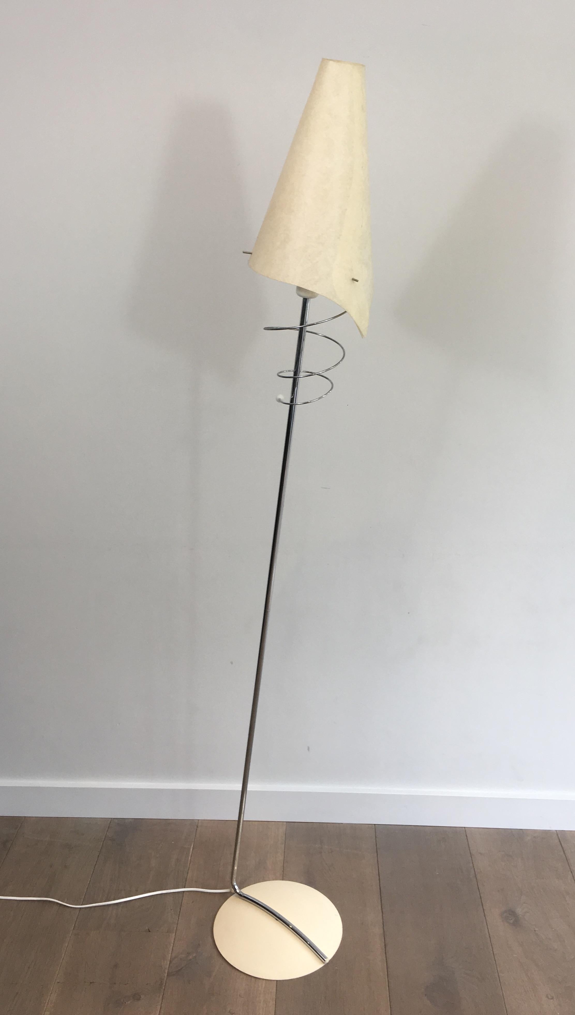Paire de lampadaires design en chrome, avec bases laquées blanches et design en vente 11