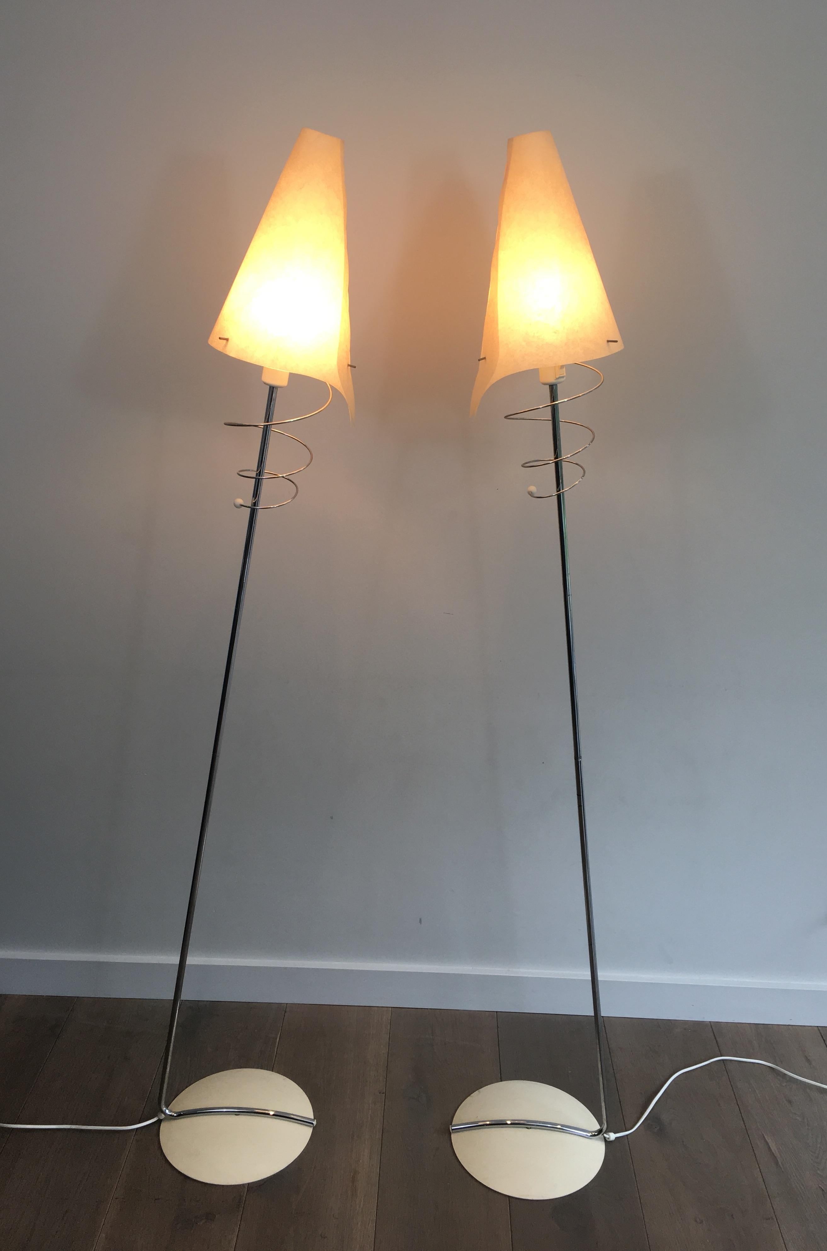 Cette paire de lampadaires design est fabriquée en chrome avec des bases laquées blanches et des abat-jour design en plastique. Il s'agit d'une œuvre française, datant d'environ 1970.