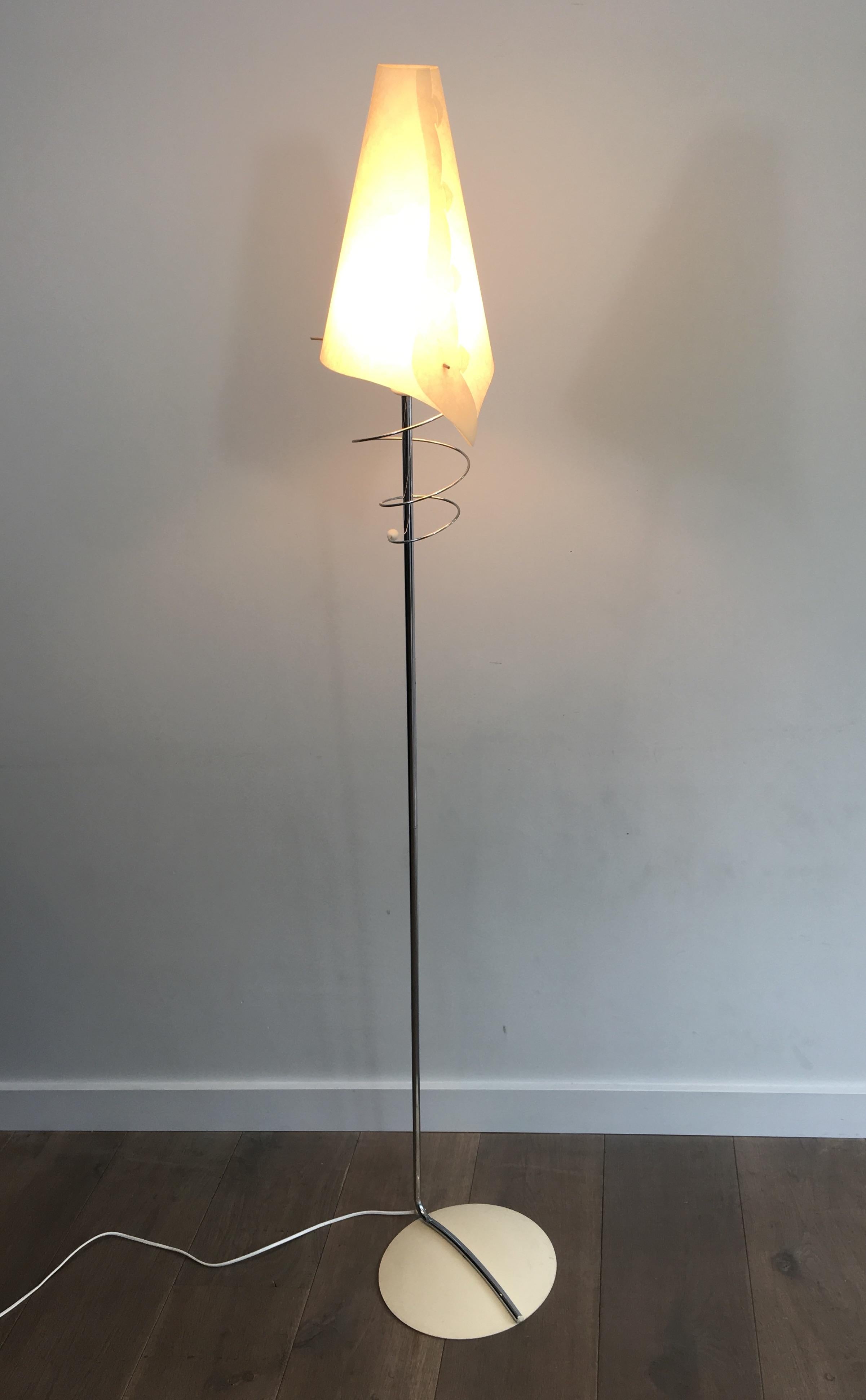 Paire de lampadaires design en chrome, avec bases laquées blanches et design en vente 12
