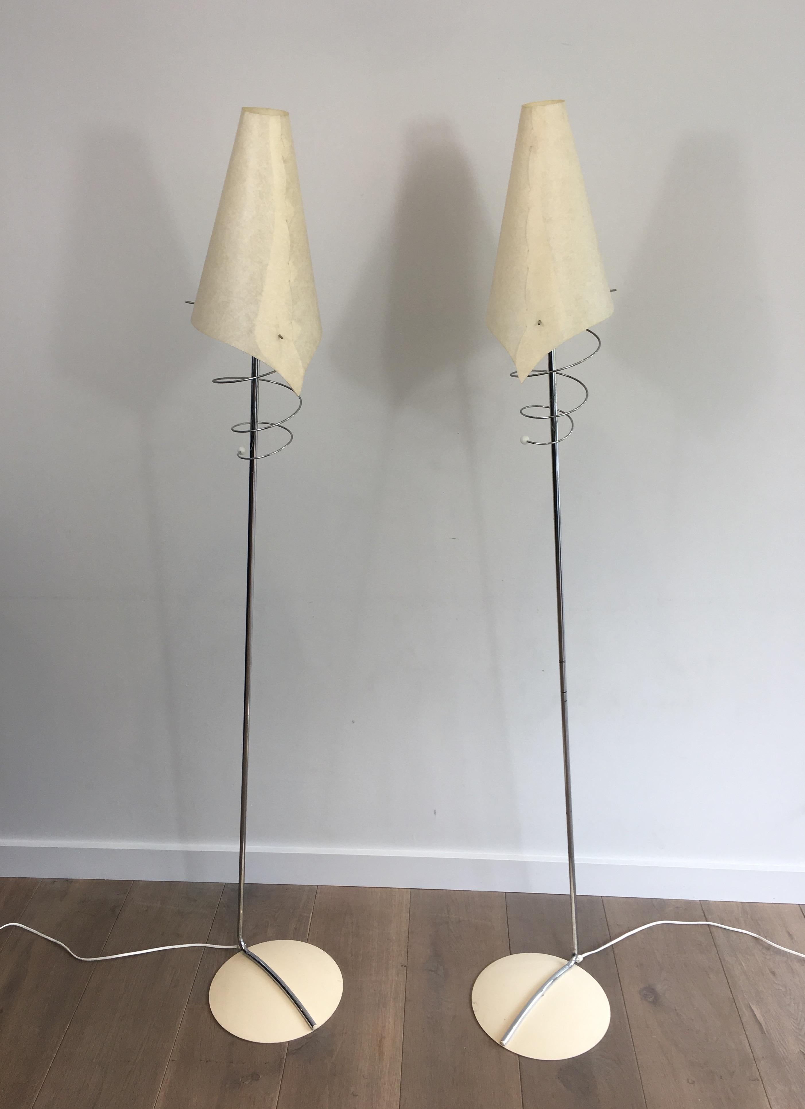 Mid-Century Modern Paire de lampadaires design en chrome, avec bases laquées blanches et design en vente