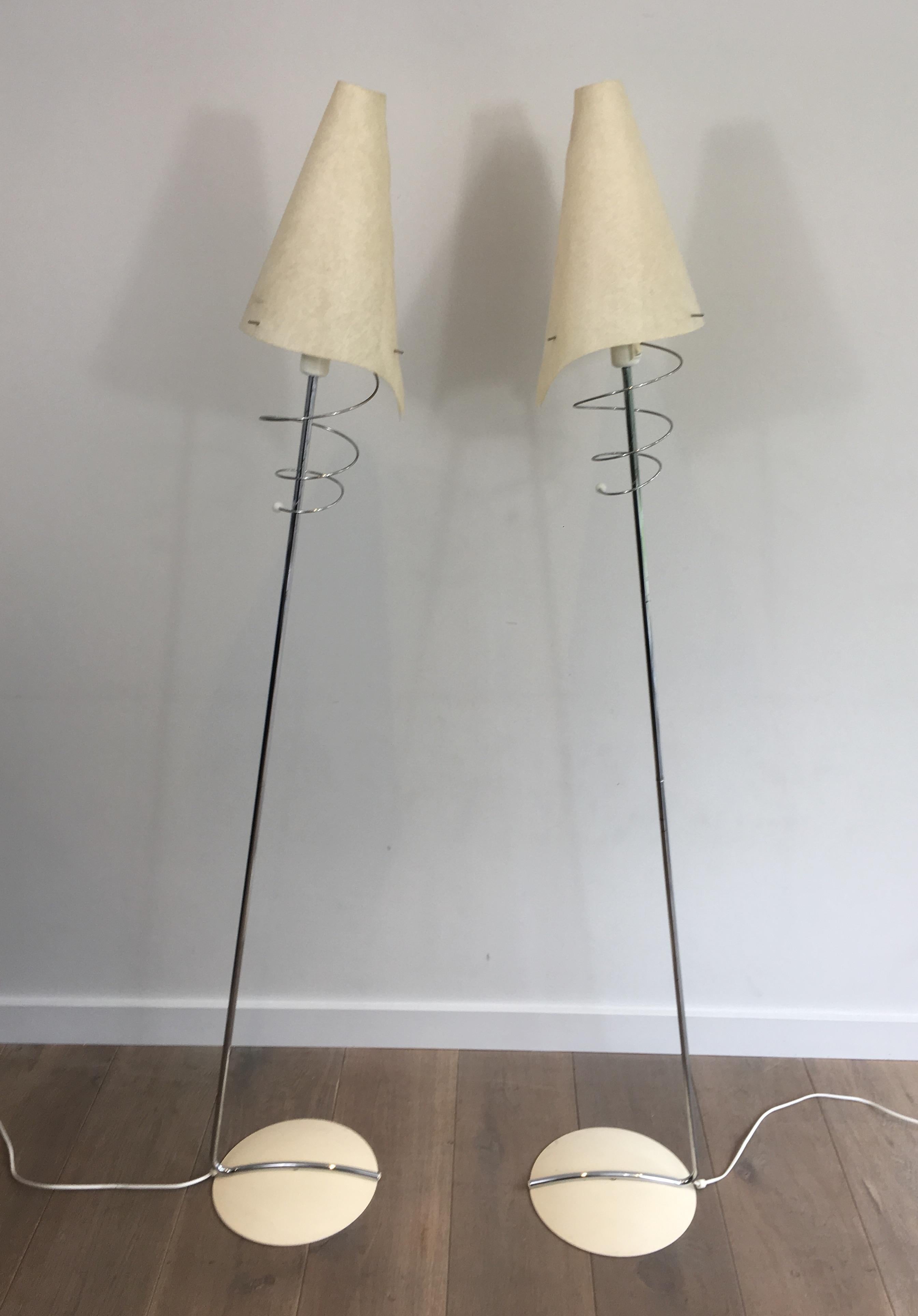 Français Paire de lampadaires design en chrome, avec bases laquées blanches et design en vente