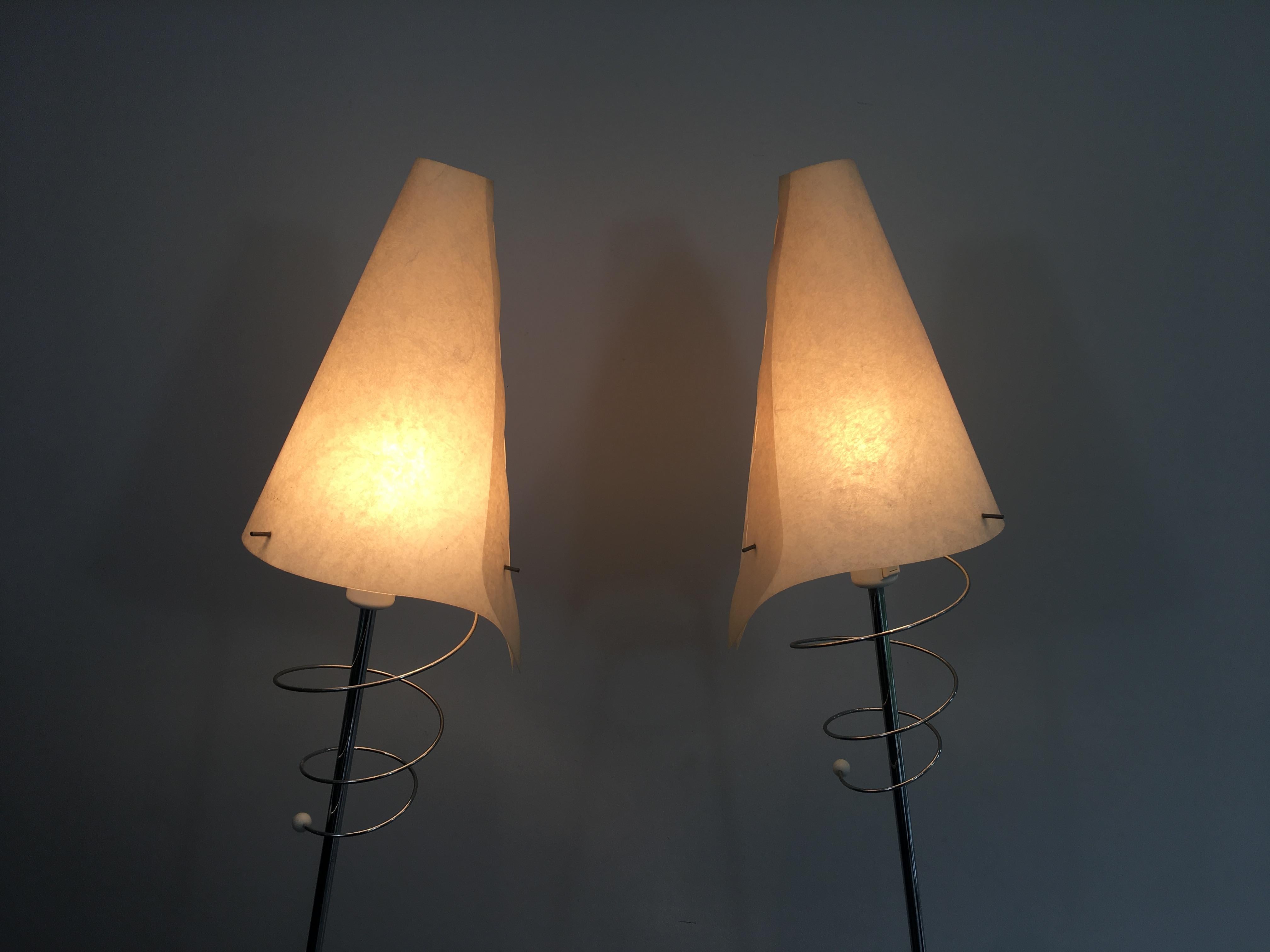 Laqué Paire de lampadaires design en chrome, avec bases laquées blanches et design en vente